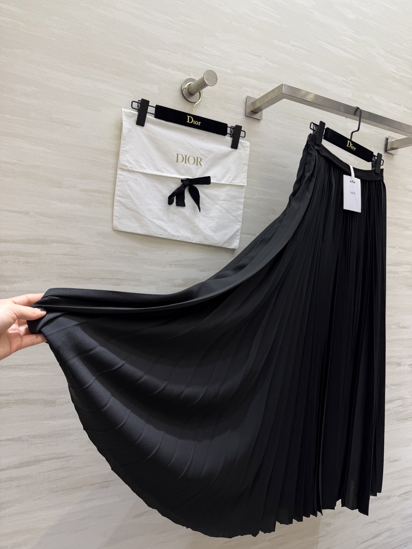 #Dio♡百褶半裙｜永不过时的优雅这条百褶半裙真的是衣橱里的「万金油」单品！垂坠感满分的面料 走路自带飘