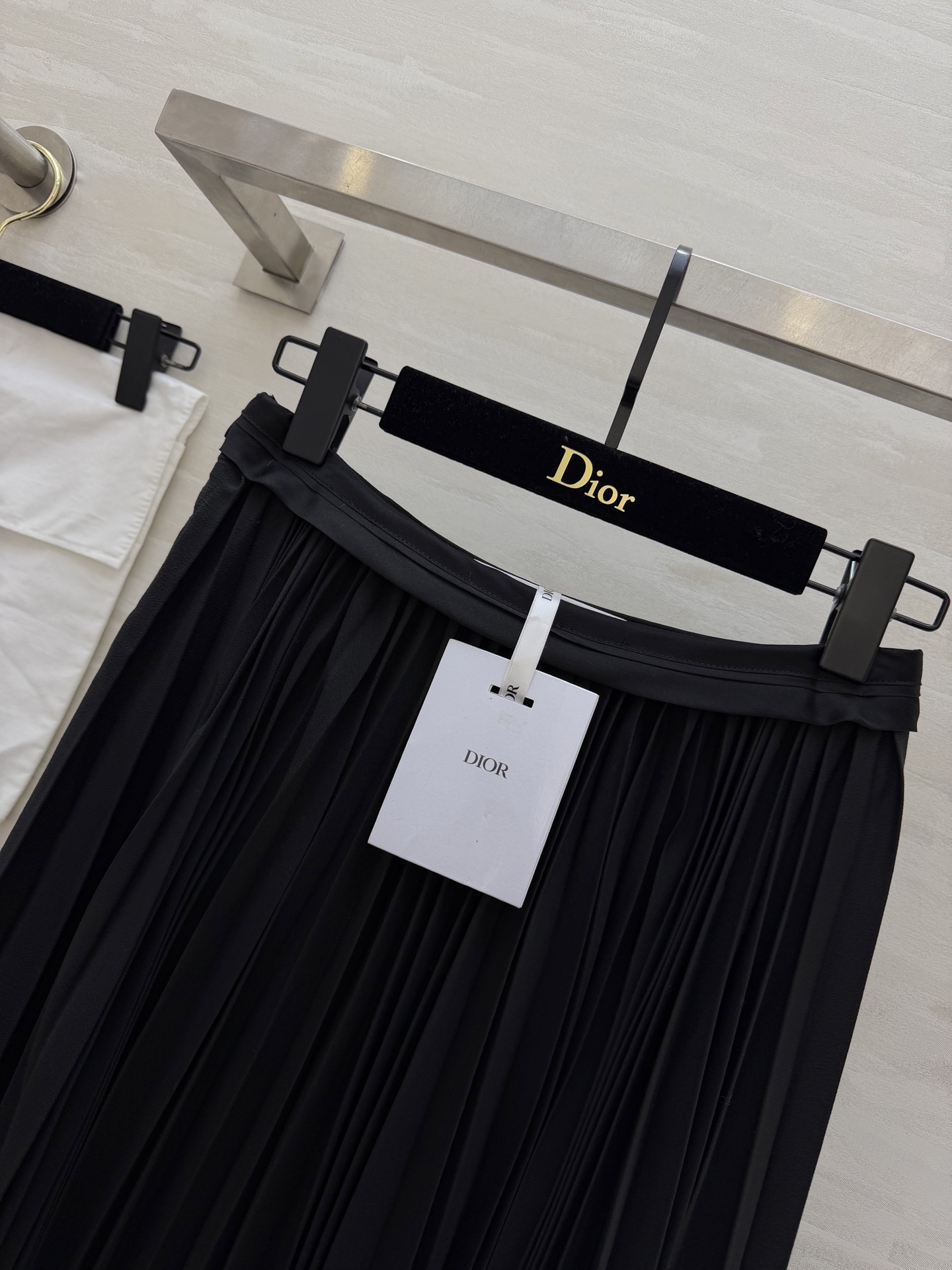 #Dio♡百褶半裙｜永不过时的优雅这条百褶半裙真的是衣橱里的「万金油」单品！垂坠感满分的面料 走路自带飘