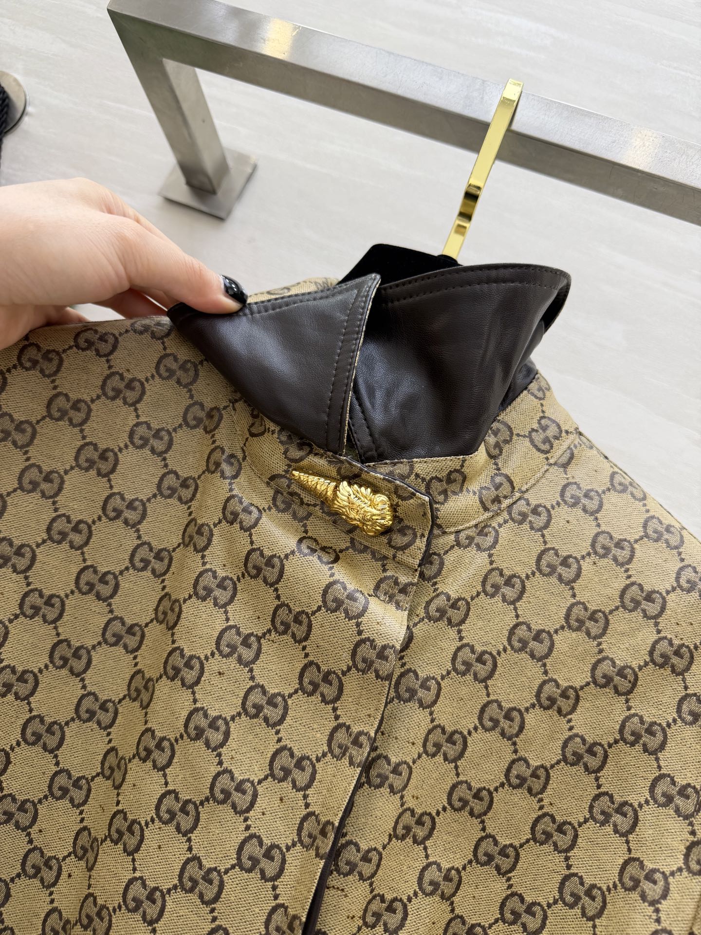 #Gucc♡²⁶满印老花风衣连衣裙 标志性GG老花铺满全身 自带高级滤镜 收腰设计+金属扣细节 秒变纸片