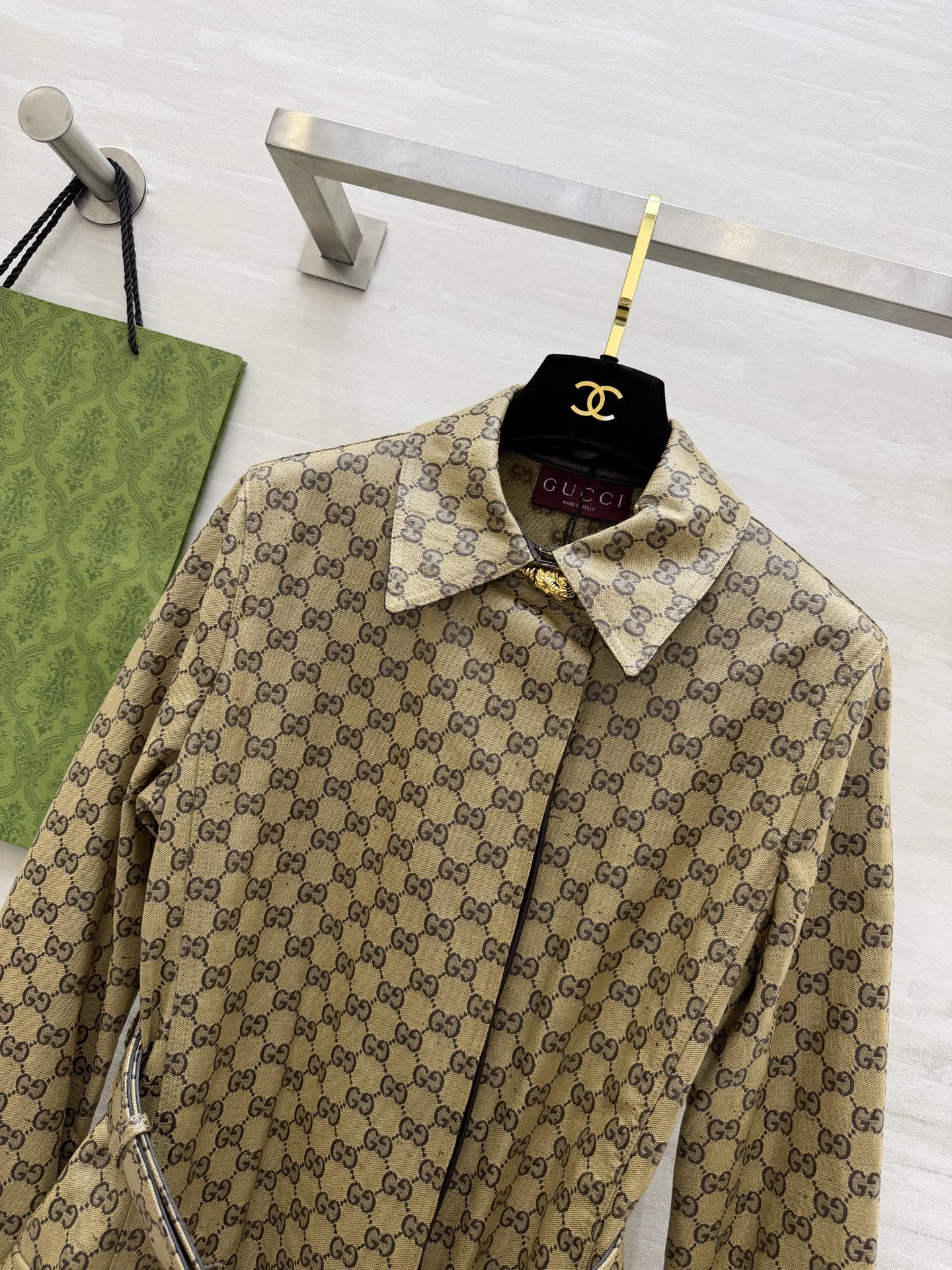 #Gucc♡²⁶满印老花风衣连衣裙 标志性GG老花铺满全身 自带高级滤镜 收腰设计+金属扣细节 秒变纸片