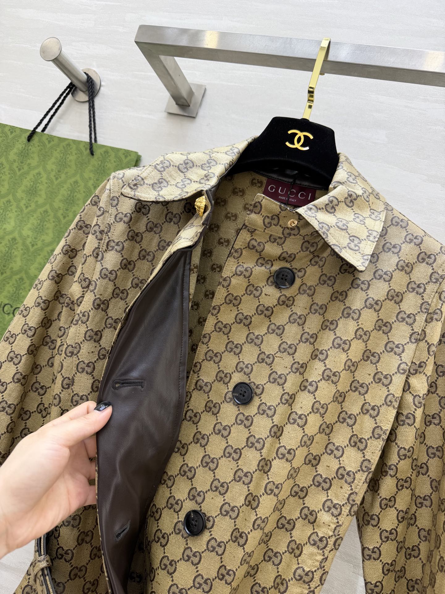 #Gucc♡²⁶满印老花风衣连衣裙 标志性GG老花铺满全身 自带高级滤镜 收腰设计+金属扣细节 秒变纸片