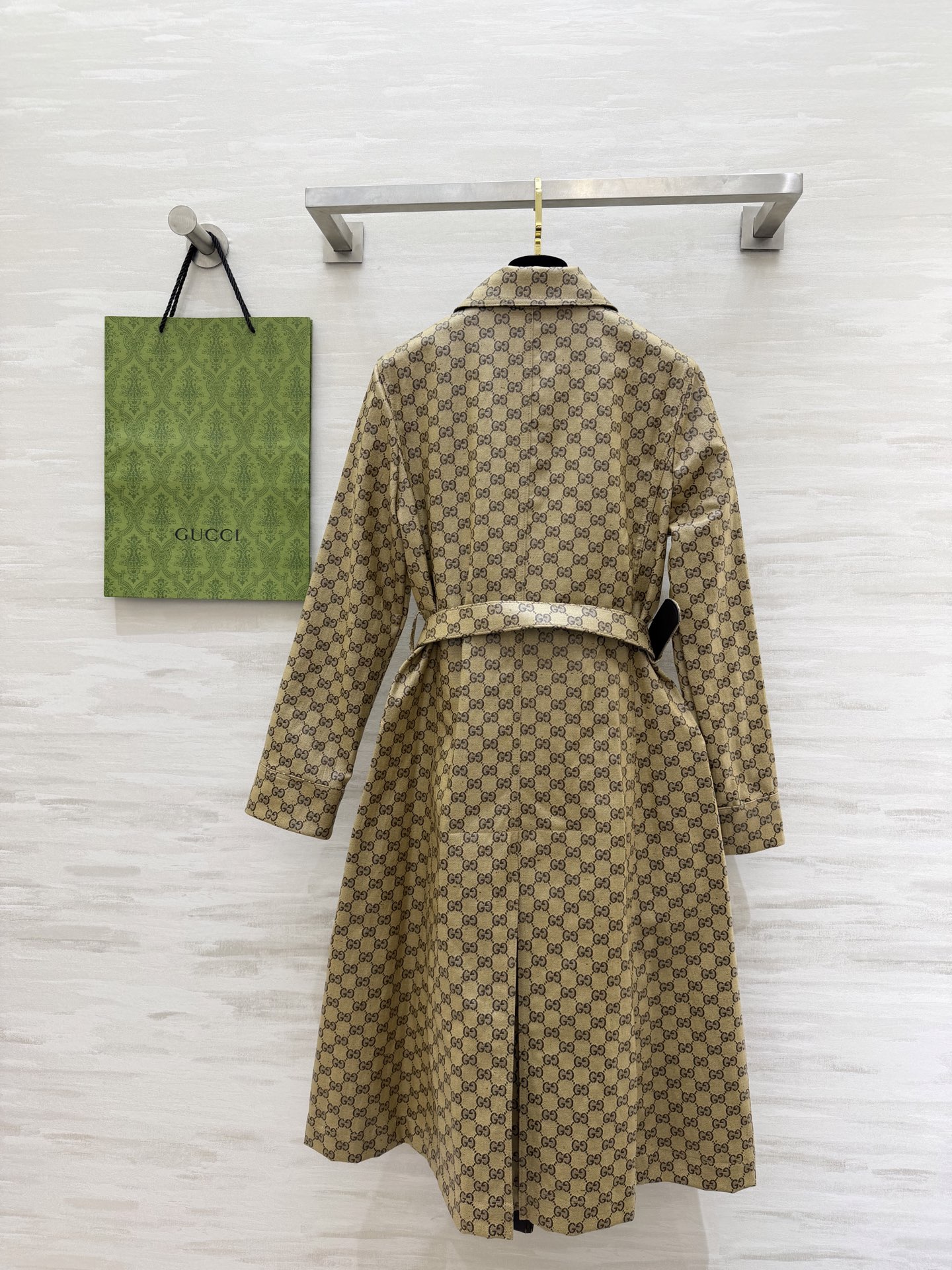 #Gucc♡²⁶满印老花风衣连衣裙 标志性GG老花铺满全身 自带高级滤镜 收腰设计+金属扣细节 秒变纸片