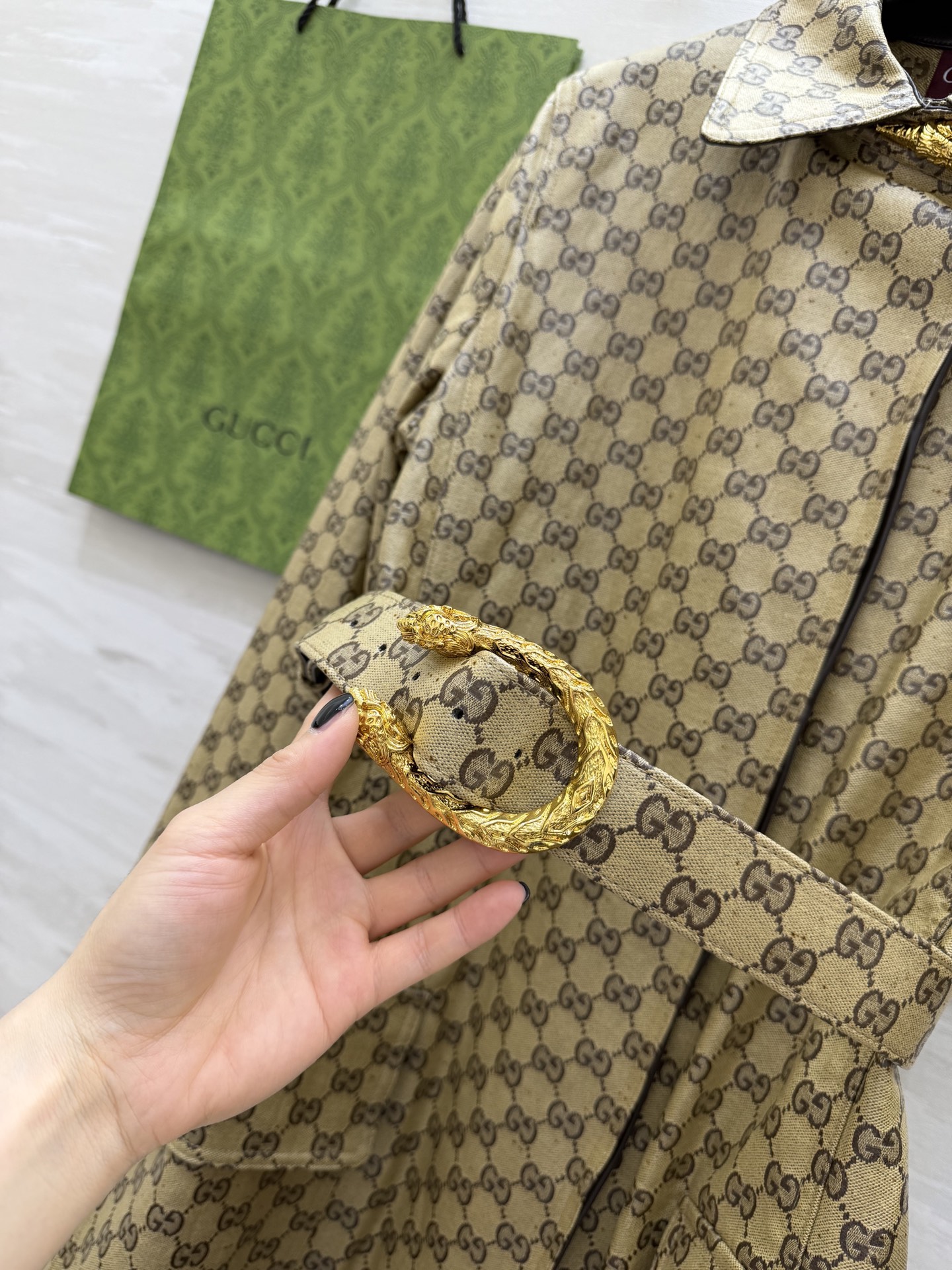 #Gucc♡²⁶满印老花风衣连衣裙 标志性GG老花铺满全身 自带高级滤镜 收腰设计+金属扣细节 秒变纸片