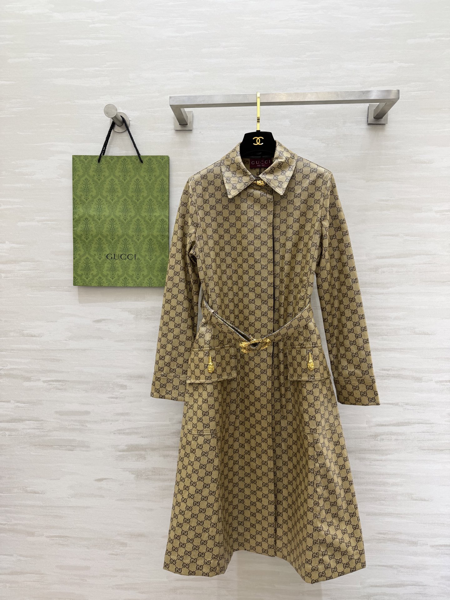 #Gucc♡²⁶满印老花风衣连衣裙 标志性GG老花铺满全身 自带高级滤镜 收腰设计+金属扣细节 秒变纸片