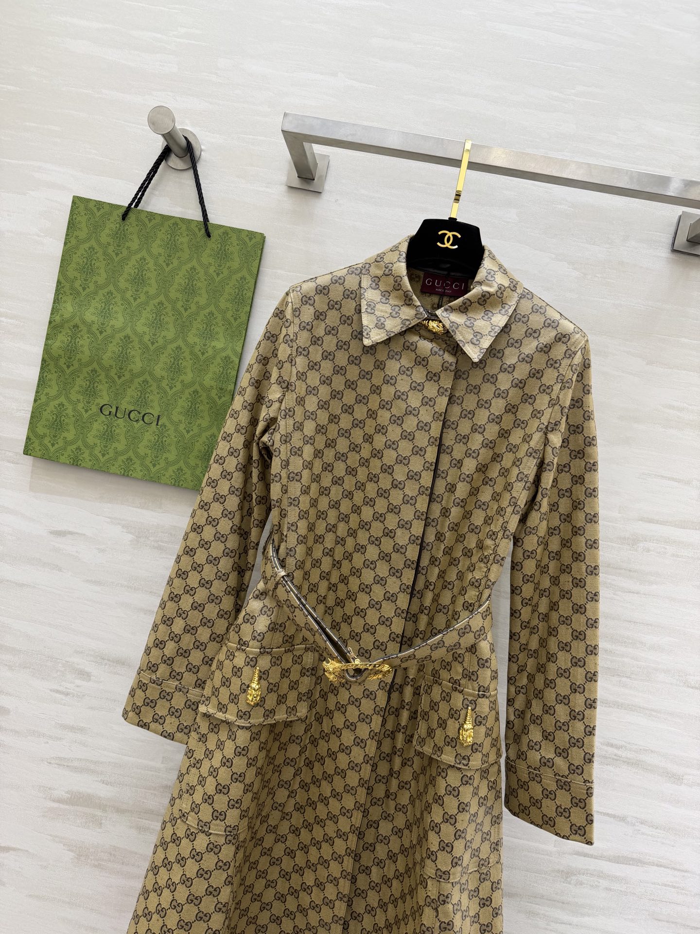 #Gucc♡²⁶满印老花风衣连衣裙 标志性GG老花铺满全身 自带高级滤镜 收腰设计+金属扣细节 秒变纸片