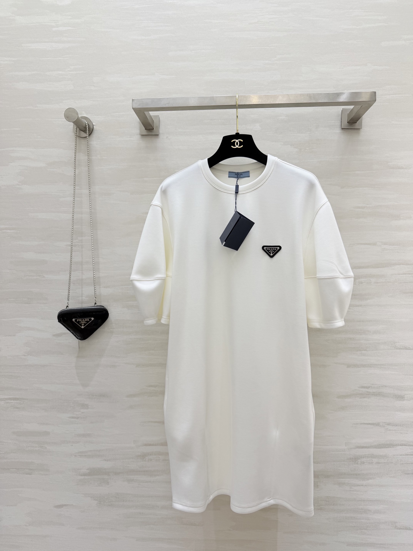 爆款#Prad♡²⁶春夏新款 普拉达三角标休闲连衣裙✔️简约又不简单风 搭配字母三角小包包 高级又精致 