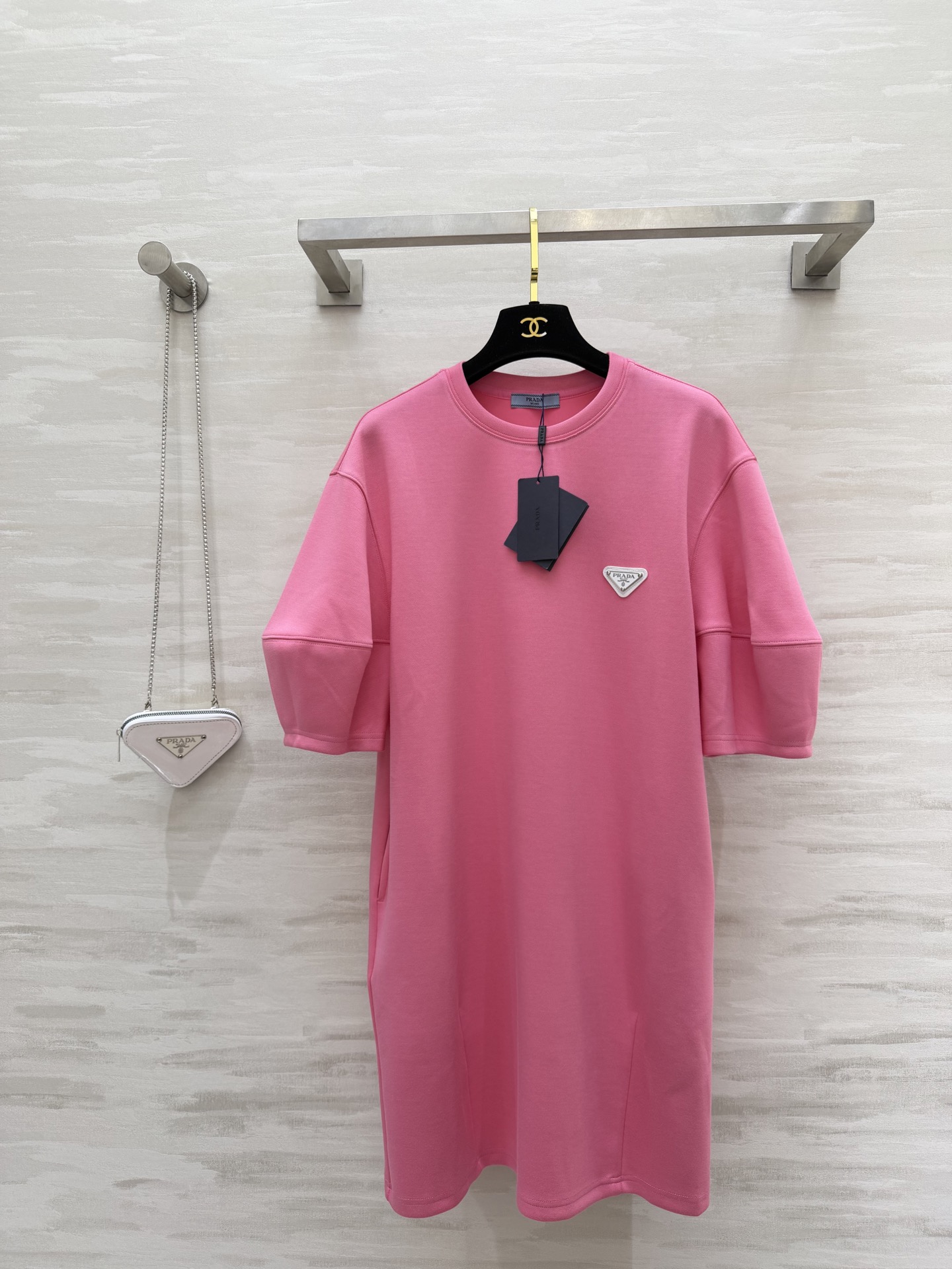 爆款#Prad♡²⁶春夏新款 普拉达三角标休闲连衣裙✔️简约又不简单风 搭配字母三角小包包 高级又精致 