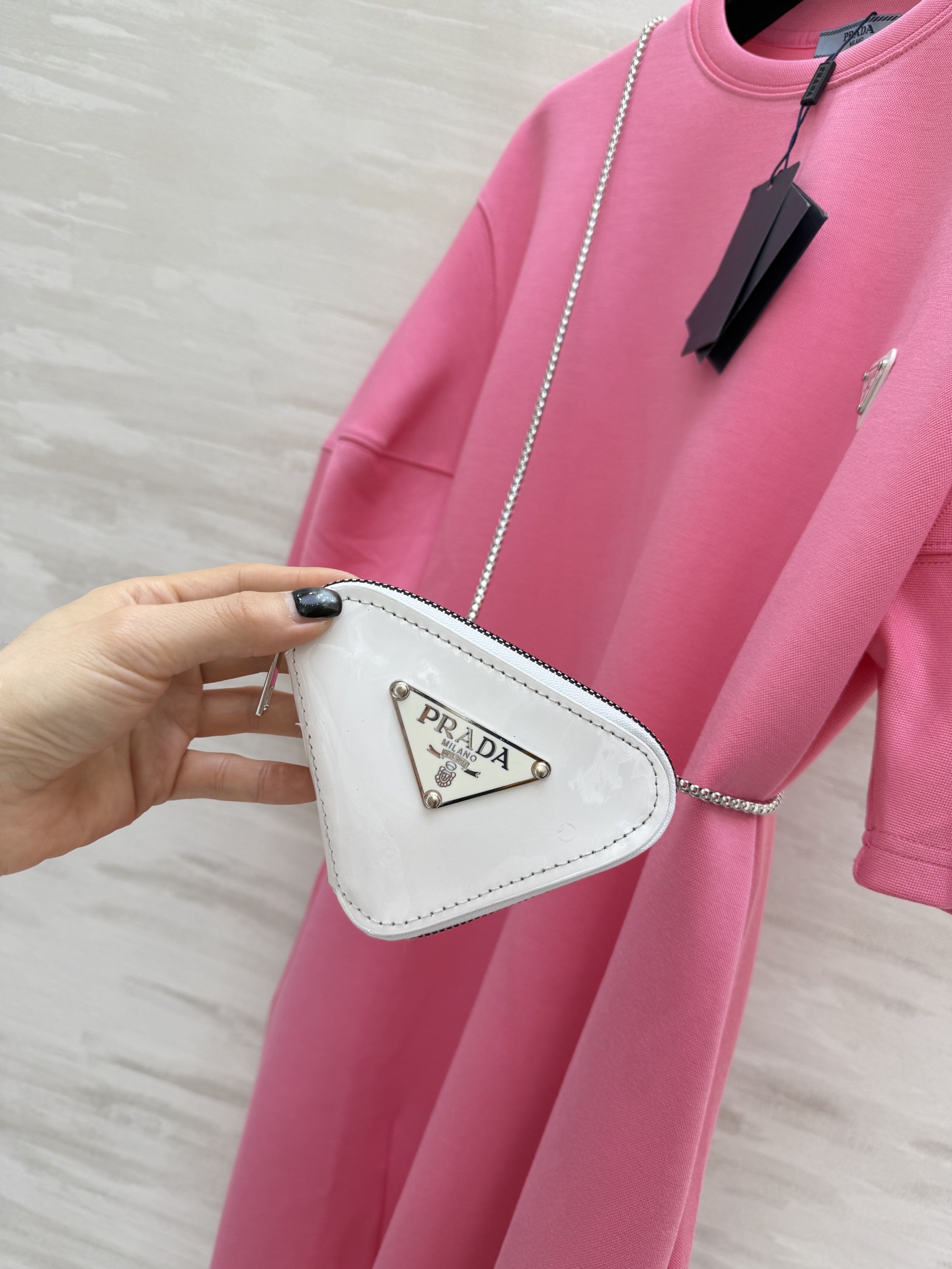 爆款#Prad♡²⁶春夏新款 普拉达三角标休闲连衣裙✔️简约又不简单风 搭配字母三角小包包 高级又精致 