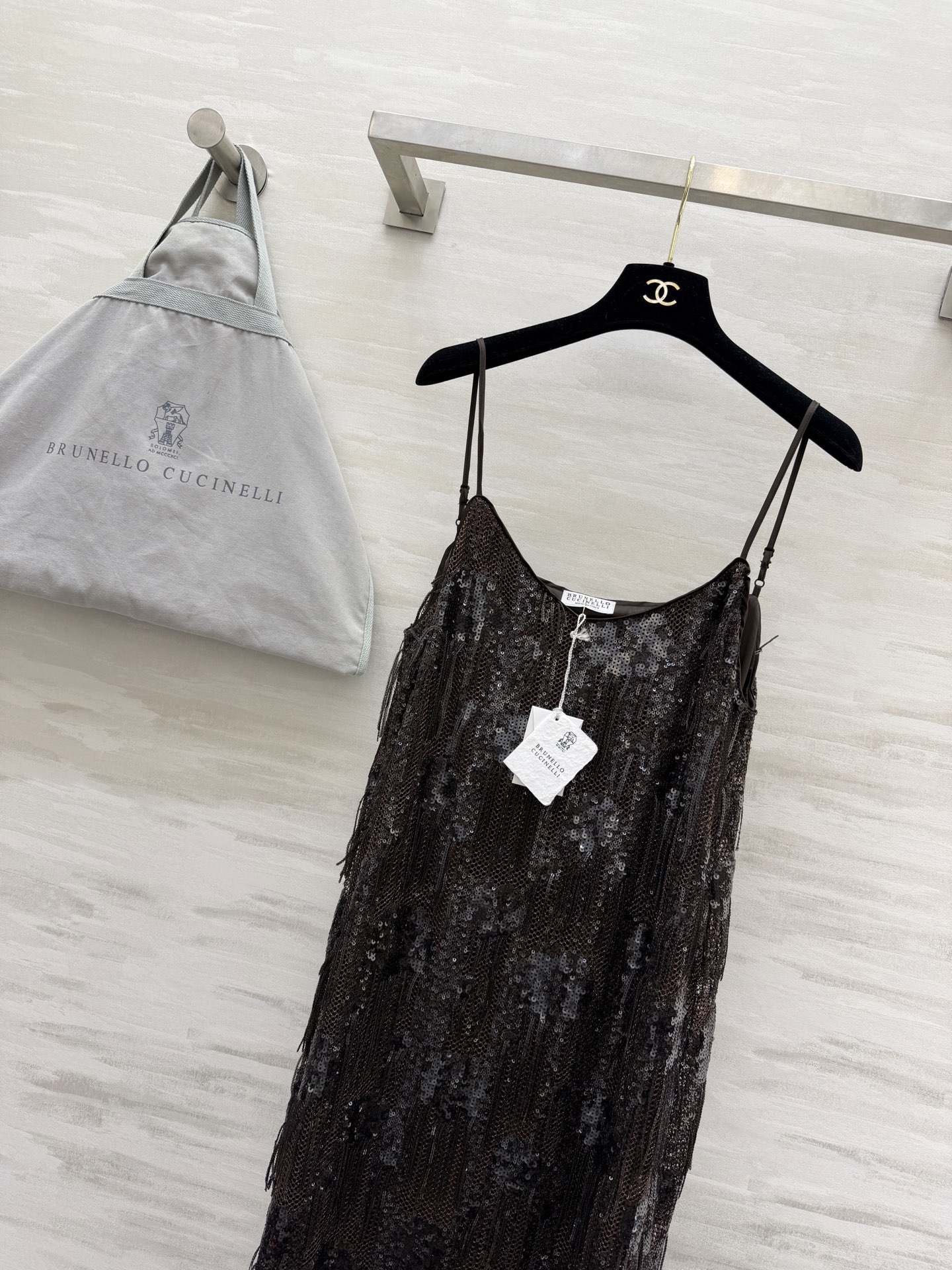 #Brunellocucinell♡²⁶ss亮片流苏吊带裙 自带聚光灯效果的重工款✨深棕底色 渐变亮片 