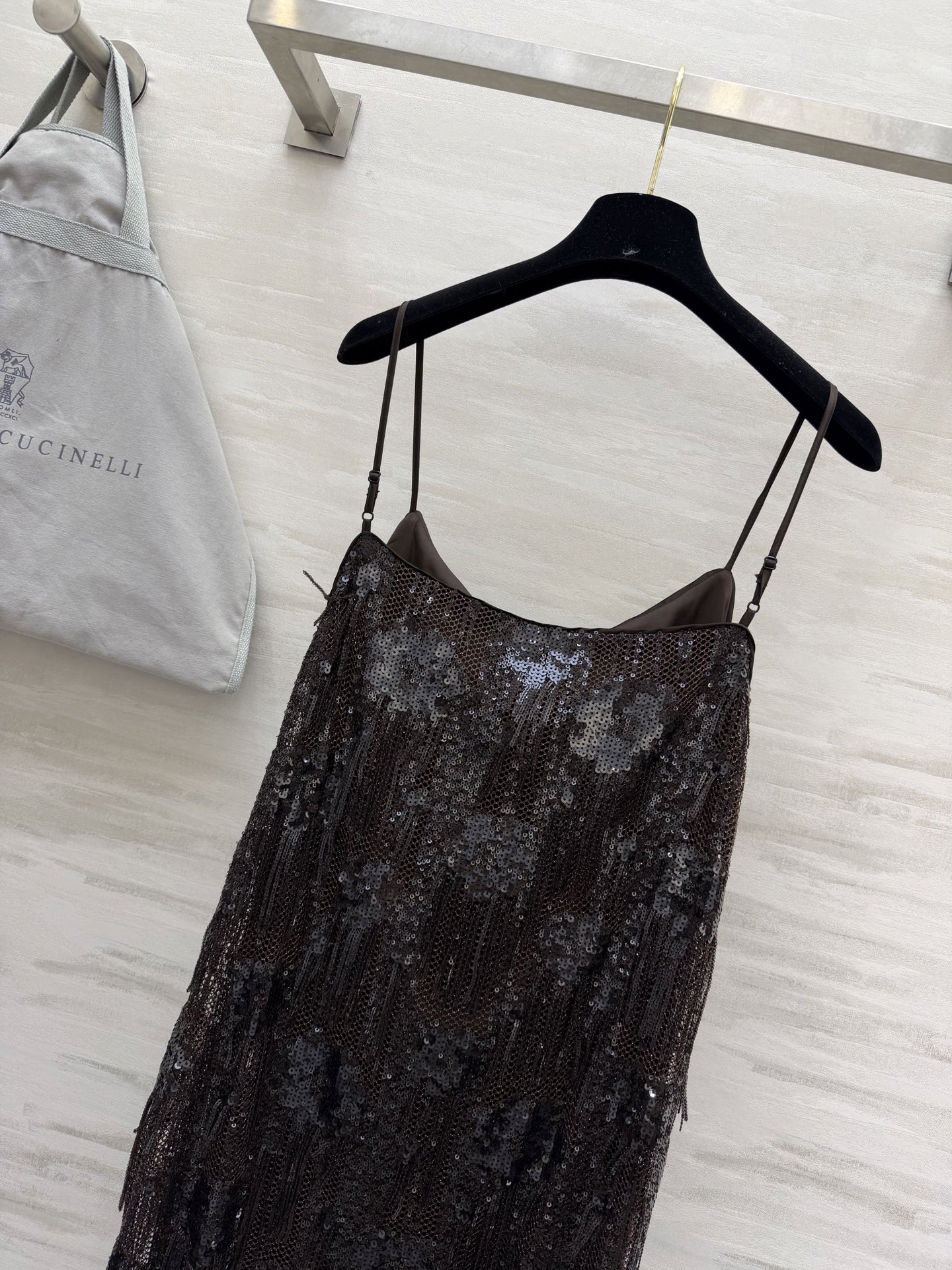 #Brunellocucinell♡²⁶ss亮片流苏吊带裙 自带聚光灯效果的重工款✨深棕底色 渐变亮片 