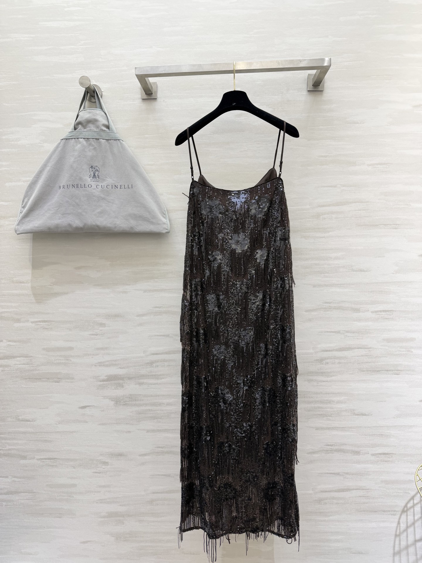 #Brunellocucinell♡²⁶ss亮片流苏吊带裙 自带聚光灯效果的重工款✨深棕底色 渐变亮片 