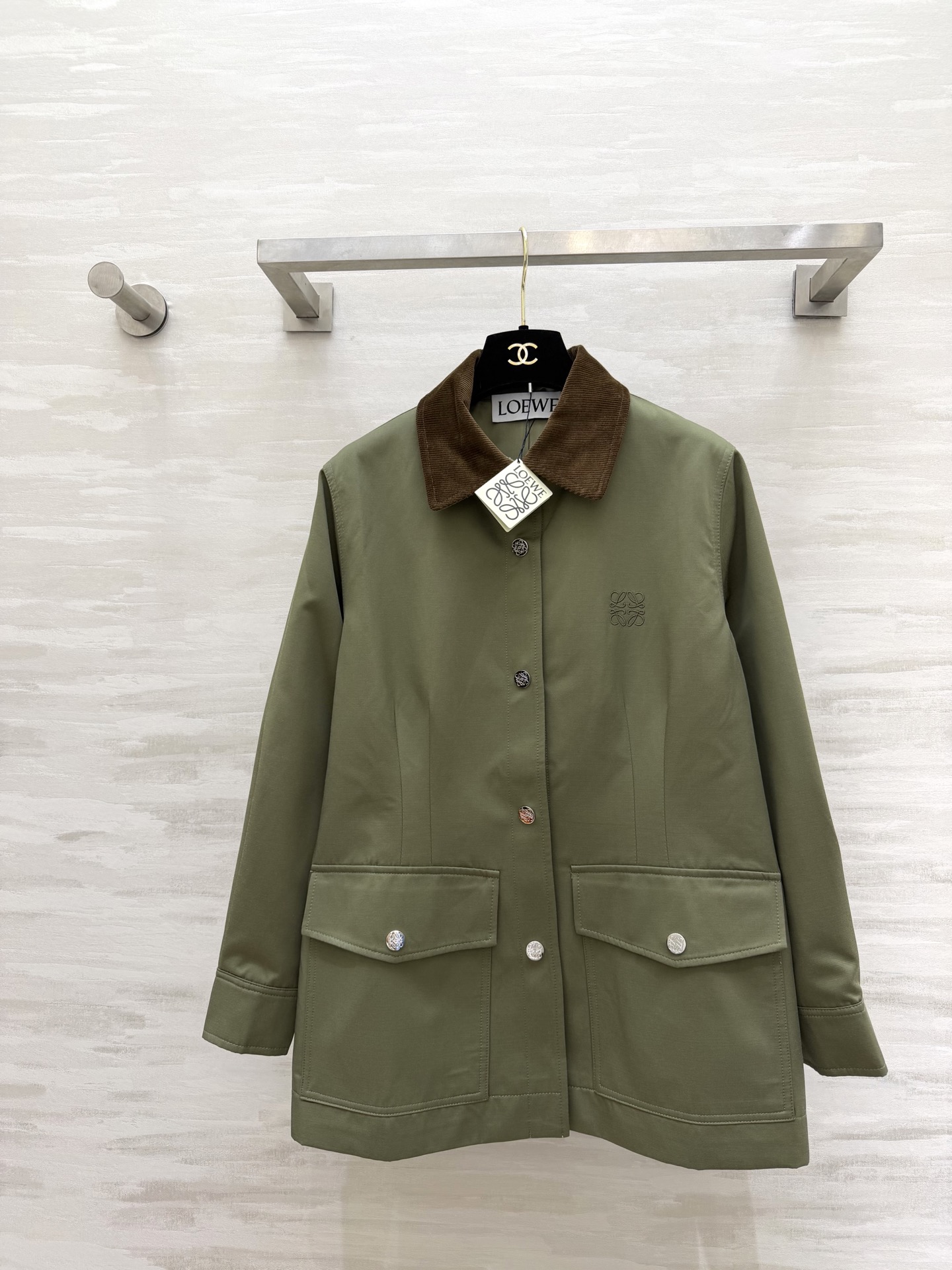 #Loew♡²⁶复古灯芯绒领工装外套 经典永不过时的工装风✨灯芯绒撞色领 金属按扣 细节拉满 挺括抗皱面