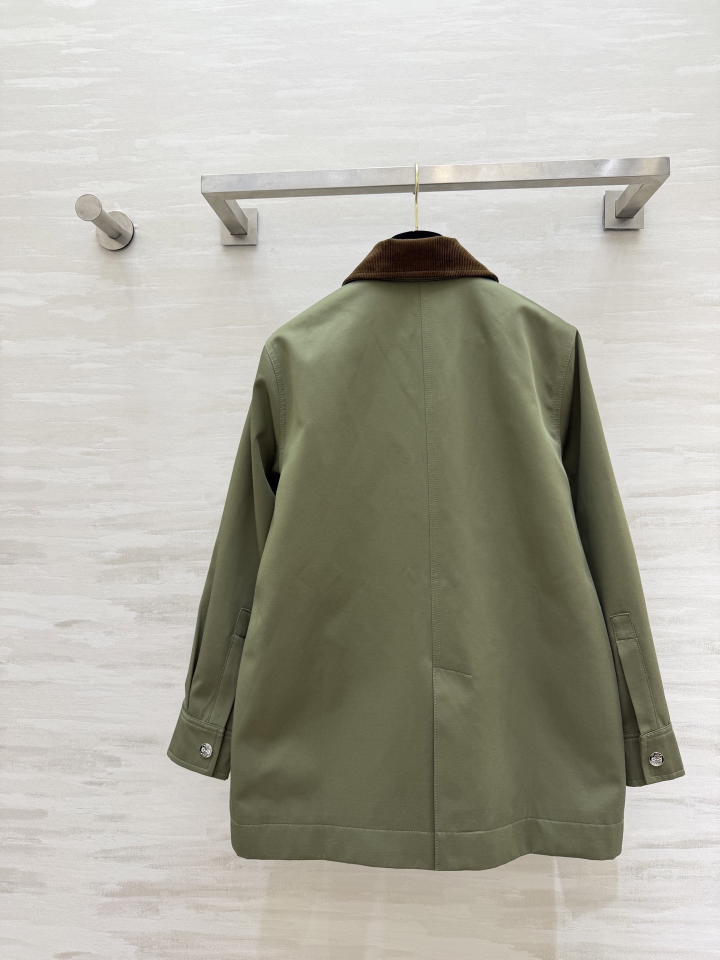 #Loew♡²⁶复古灯芯绒领工装外套 经典永不过时的工装风✨灯芯绒撞色领 金属按扣 细节拉满 挺括抗皱面