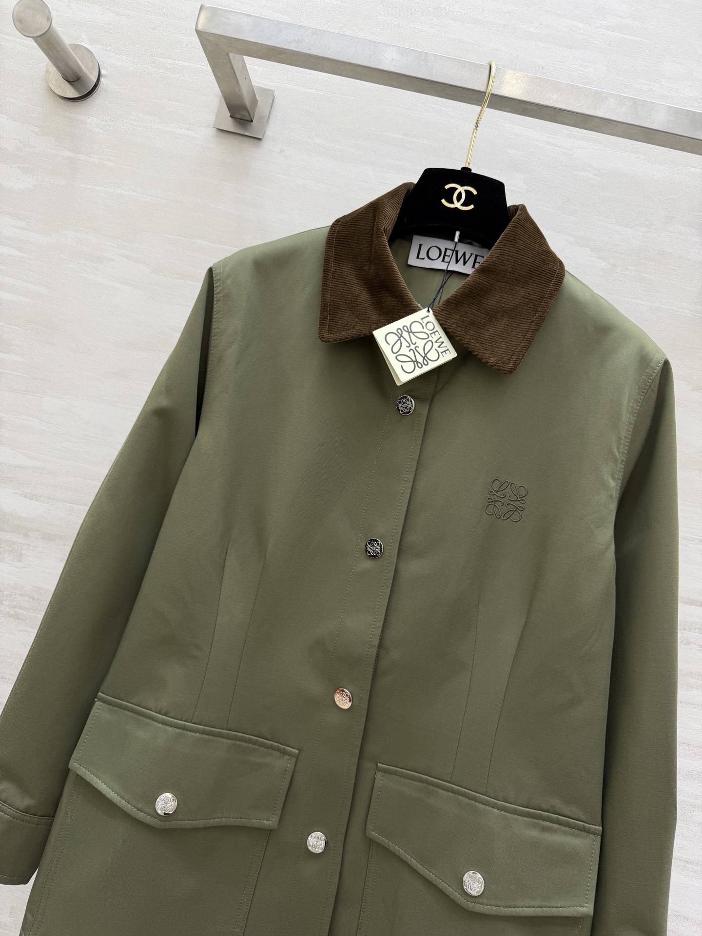 #Loew♡²⁶复古灯芯绒领工装外套 经典永不过时的工装风✨灯芯绒撞色领 金属按扣 细节拉满 挺括抗皱面