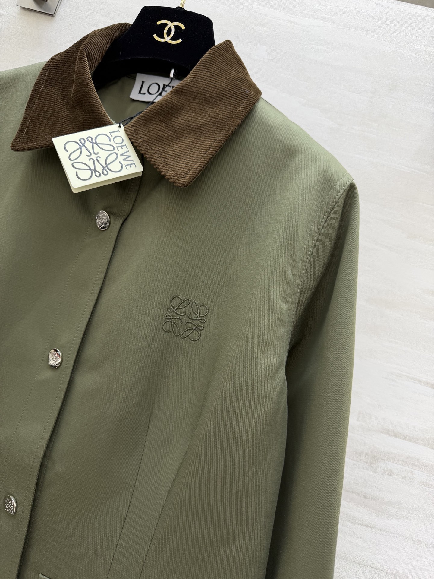 #Loew♡²⁶复古灯芯绒领工装外套 经典永不过时的工装风✨灯芯绒撞色领 金属按扣 细节拉满 挺括抗皱面