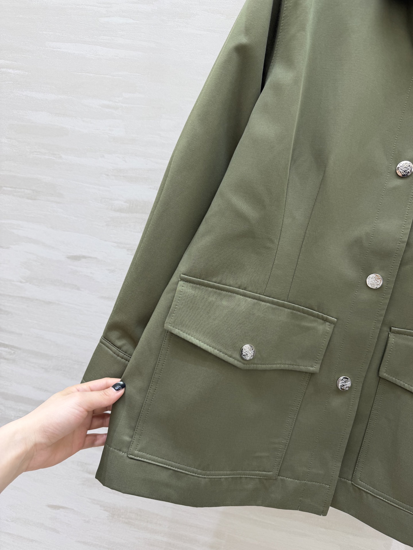 #Loew♡²⁶复古灯芯绒领工装外套 经典永不过时的工装风✨灯芯绒撞色领 金属按扣 细节拉满 挺括抗皱面