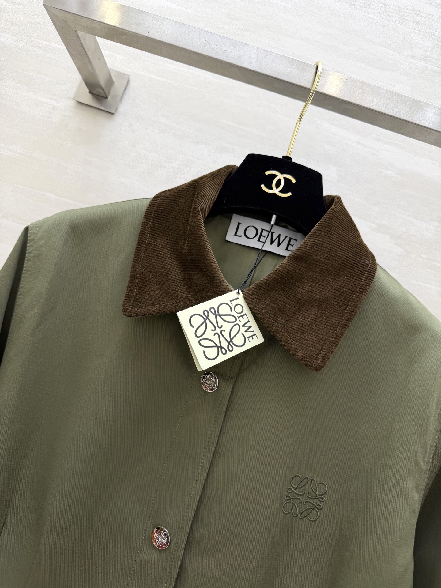 #Loew♡²⁶复古灯芯绒领工装外套 经典永不过时的工装风✨灯芯绒撞色领 金属按扣 细节拉满 挺括抗皱面