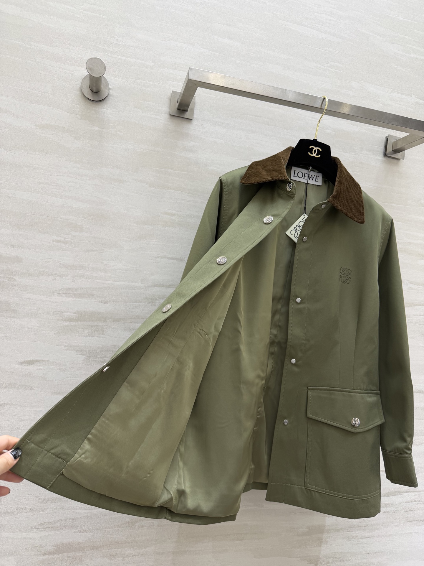 #Loew♡²⁶复古灯芯绒领工装外套 经典永不过时的工装风✨灯芯绒撞色领 金属按扣 细节拉满 挺括抗皱面