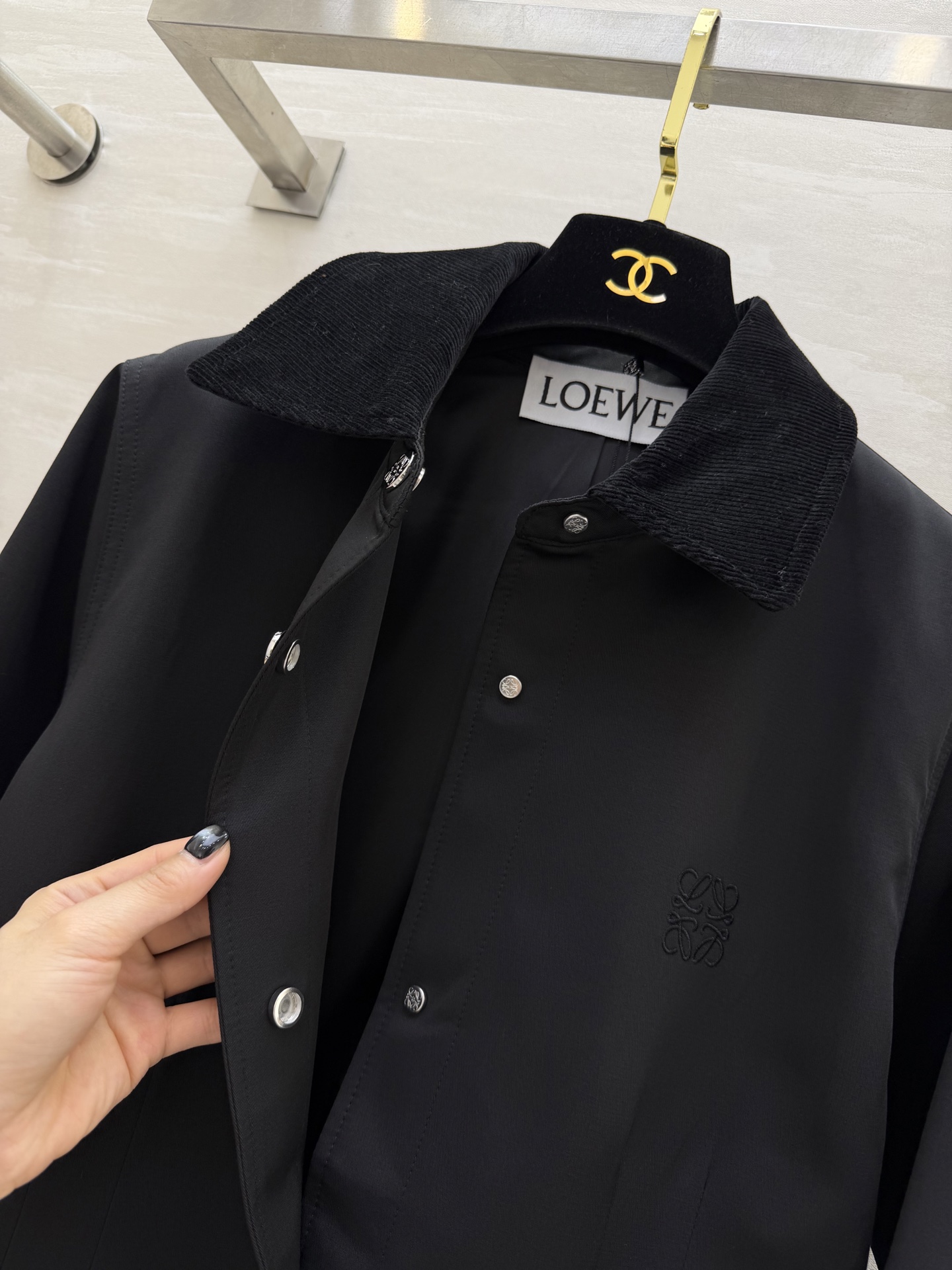 #Loew♡²⁶复古灯芯绒领工装外套 经典永不过时的工装风✨灯芯绒撞色领 金属按扣 细节拉满 挺括抗皱面