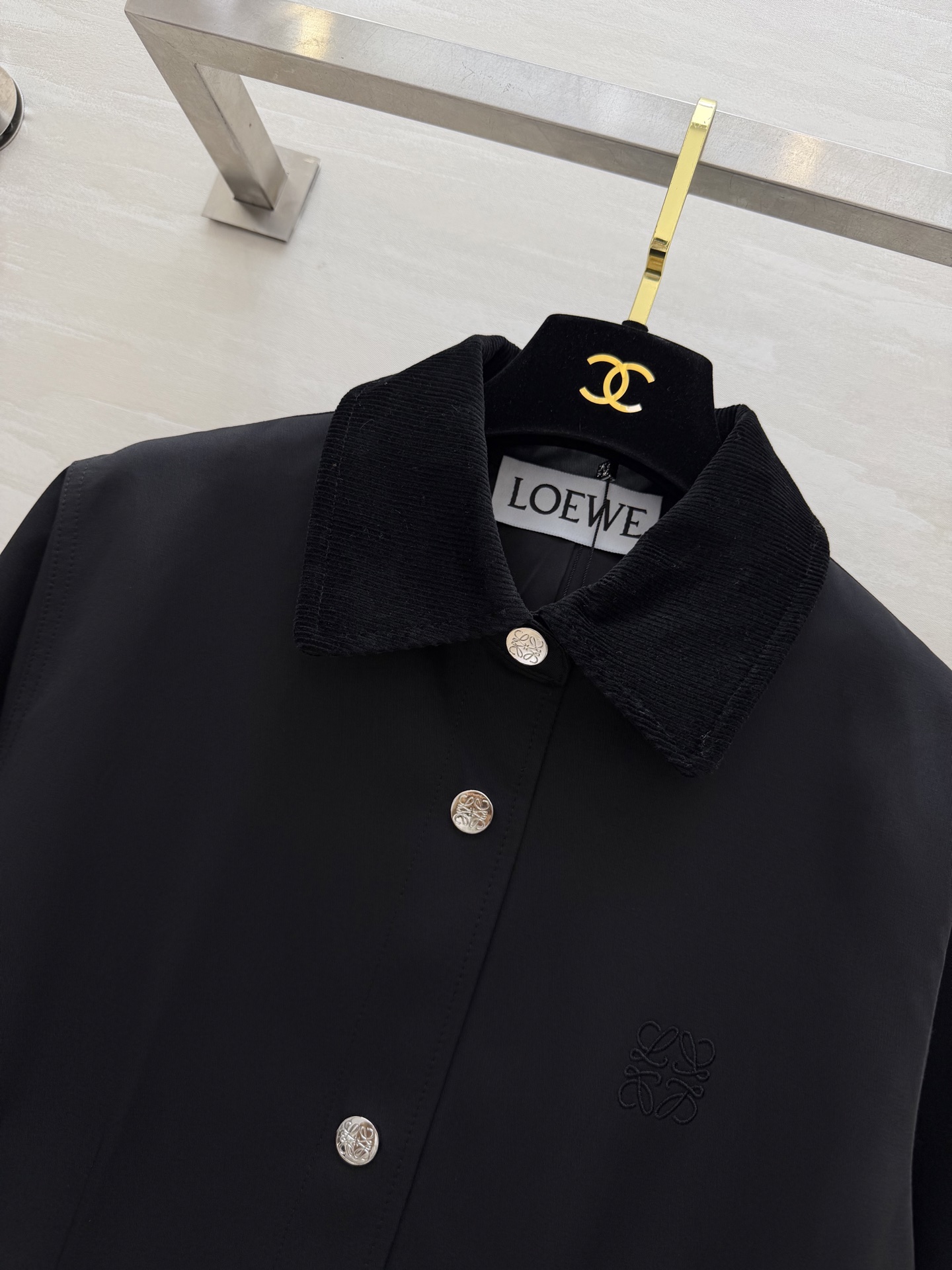 #Loew♡²⁶复古灯芯绒领工装外套 经典永不过时的工装风✨灯芯绒撞色领 金属按扣 细节拉满 挺括抗皱面