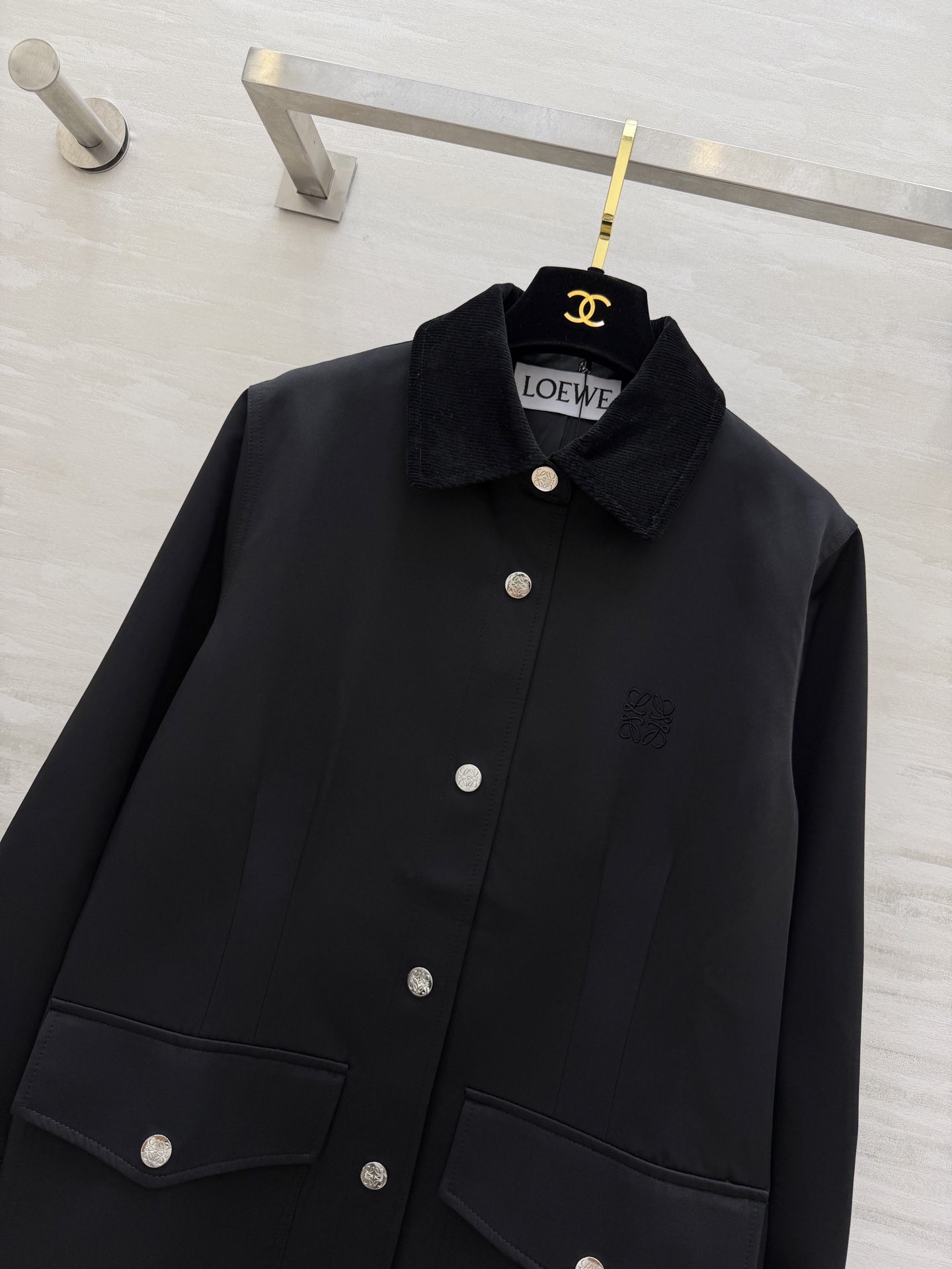 #Loew♡²⁶复古灯芯绒领工装外套 经典永不过时的工装风✨灯芯绒撞色领 金属按扣 细节拉满 挺括抗皱面