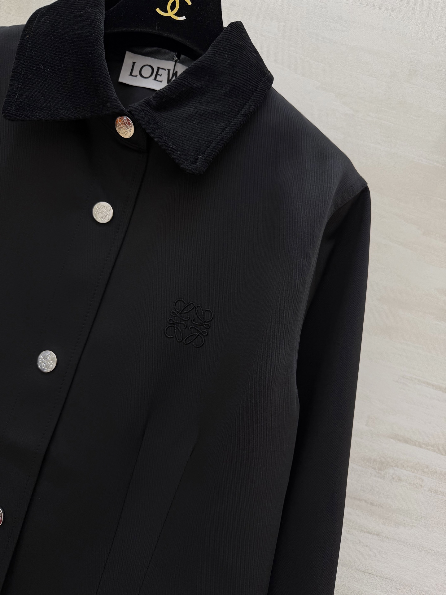 #Loew♡²⁶复古灯芯绒领工装外套 经典永不过时的工装风✨灯芯绒撞色领 金属按扣 细节拉满 挺括抗皱面