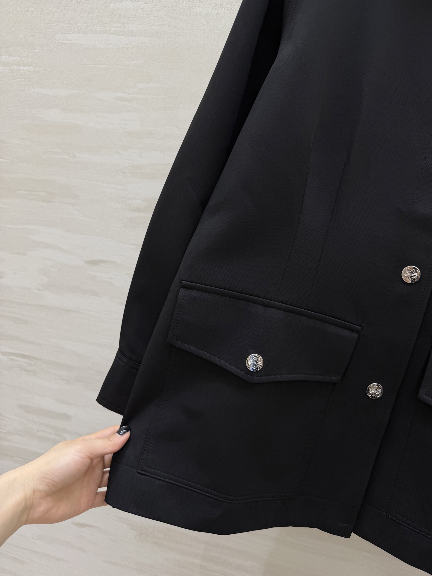 #Loew♡²⁶复古灯芯绒领工装外套 经典永不过时的工装风✨灯芯绒撞色领 金属按扣 细节拉满 挺括抗皱面