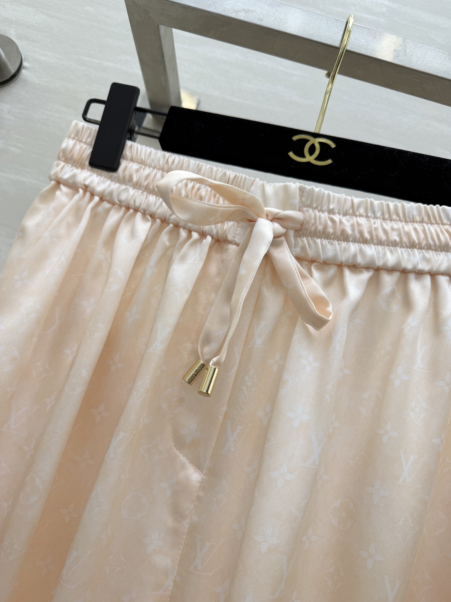 #Lvvv²⁶ss缎面印花套装｜慵懒松弛感天花板 温柔到骨子里的奶油杏色🍑 丝滑缎面 暗纹印花高级感藏在