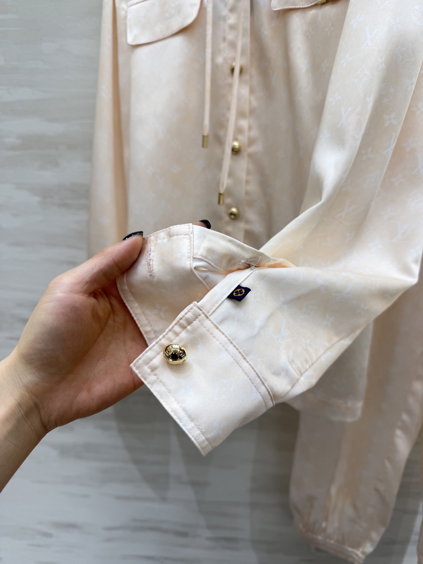 #Lvvv²⁶ss缎面印花套装｜慵懒松弛感天花板 温柔到骨子里的奶油杏色🍑 丝滑缎面 暗纹印花高级感藏在