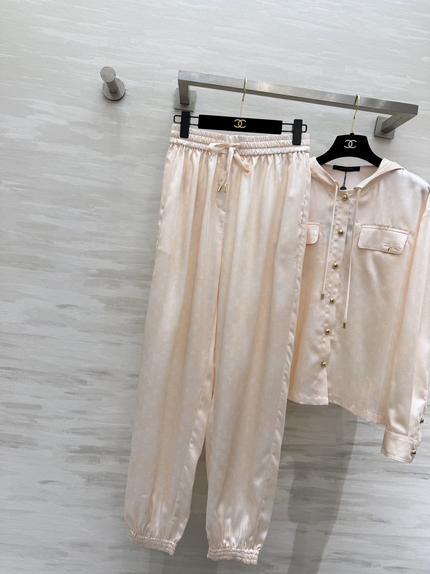 #Lvvv²⁶ss缎面印花套装｜慵懒松弛感天花板 温柔到骨子里的奶油杏色🍑 丝滑缎面 暗纹印花高级感藏在