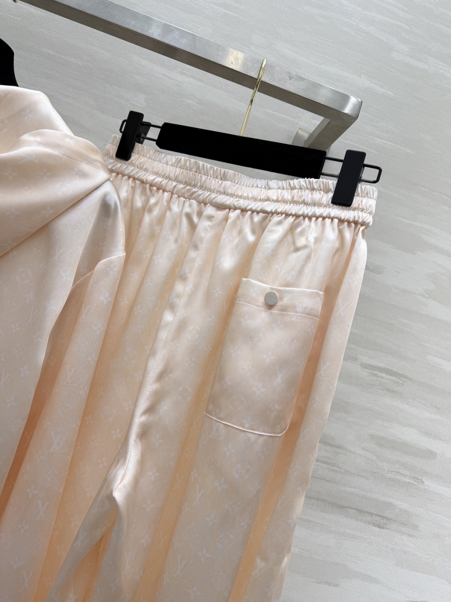 #Lvvv²⁶ss缎面印花套装｜慵懒松弛感天花板 温柔到骨子里的奶油杏色🍑 丝滑缎面 暗纹印花高级感藏在