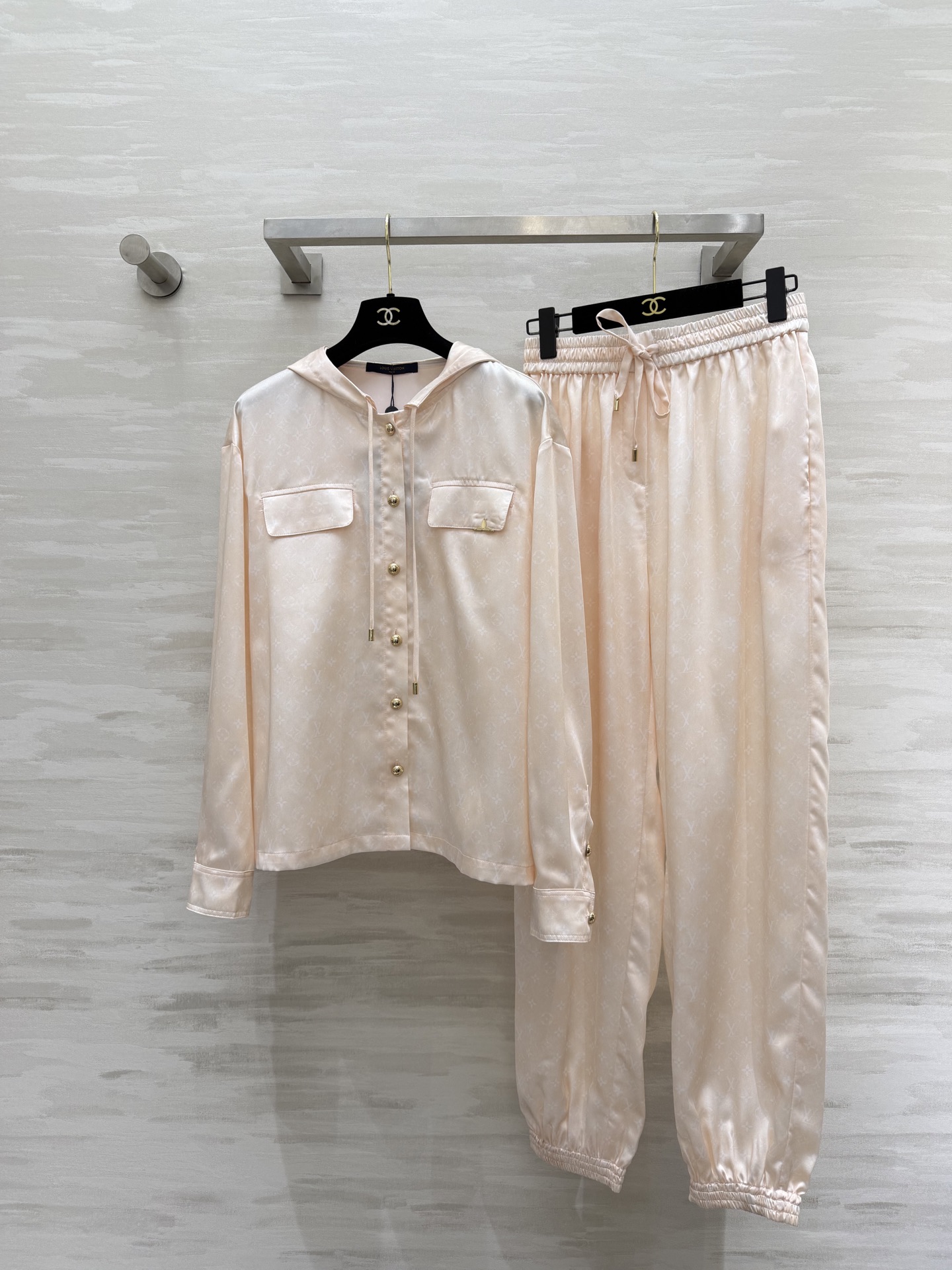 #Lvvv²⁶ss缎面印花套装｜慵懒松弛感天花板 温柔到骨子里的奶油杏色🍑 丝滑缎面 暗纹印花高级感藏在