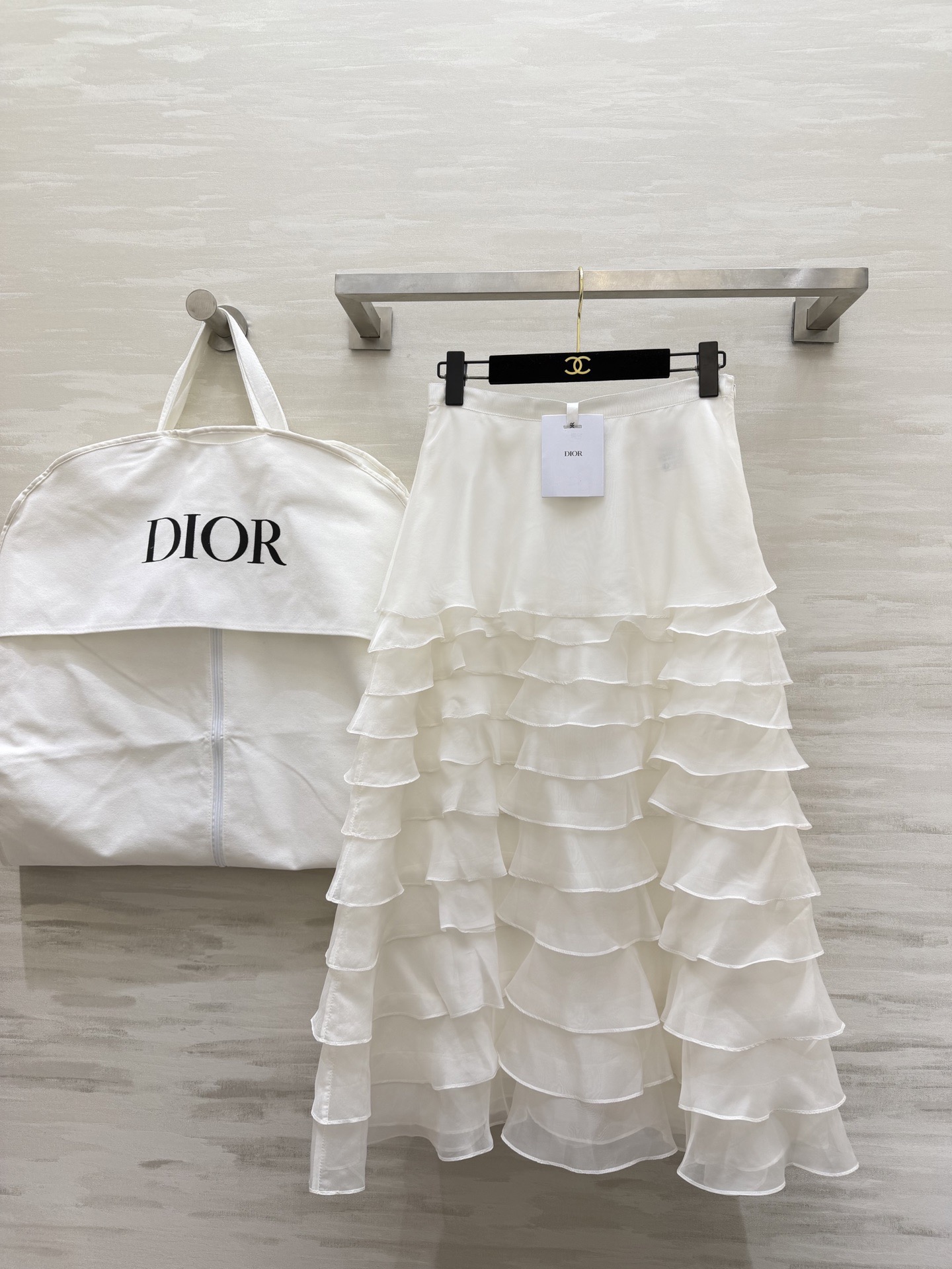 #Dio♡²⁶早春新款 真丝欧根纱蛋糕裙 采用多层荷叶边设计轻盈飘逸 法式优雅感满满✨ 真丝欧根纱面料自