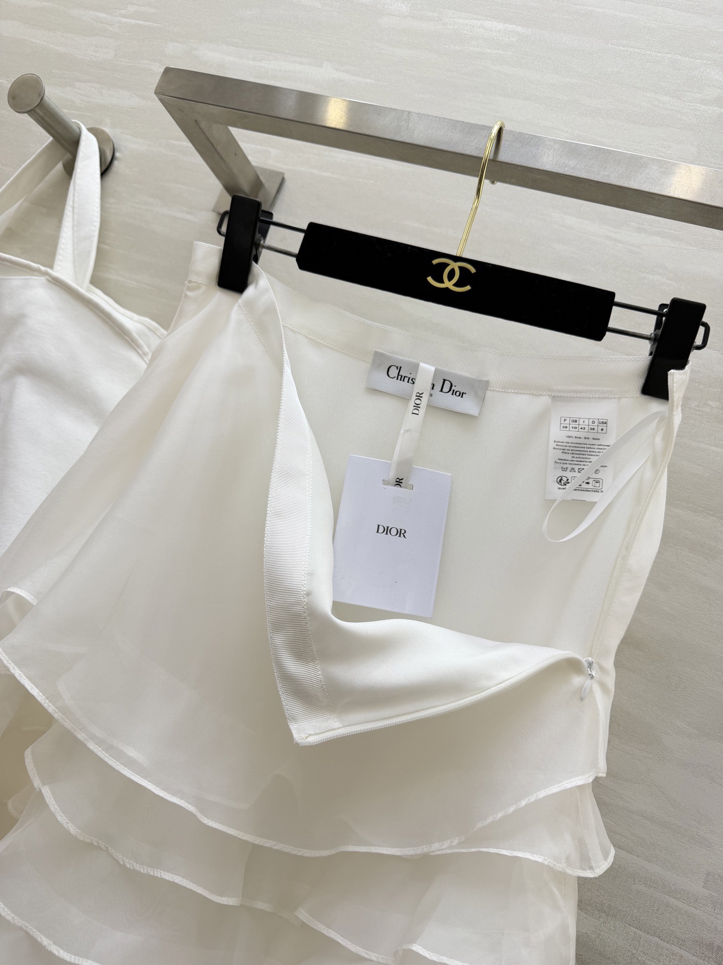 #Dio♡²⁶早春新款 真丝欧根纱蛋糕裙 采用多层荷叶边设计轻盈飘逸 法式优雅感满满✨ 真丝欧根纱面料自