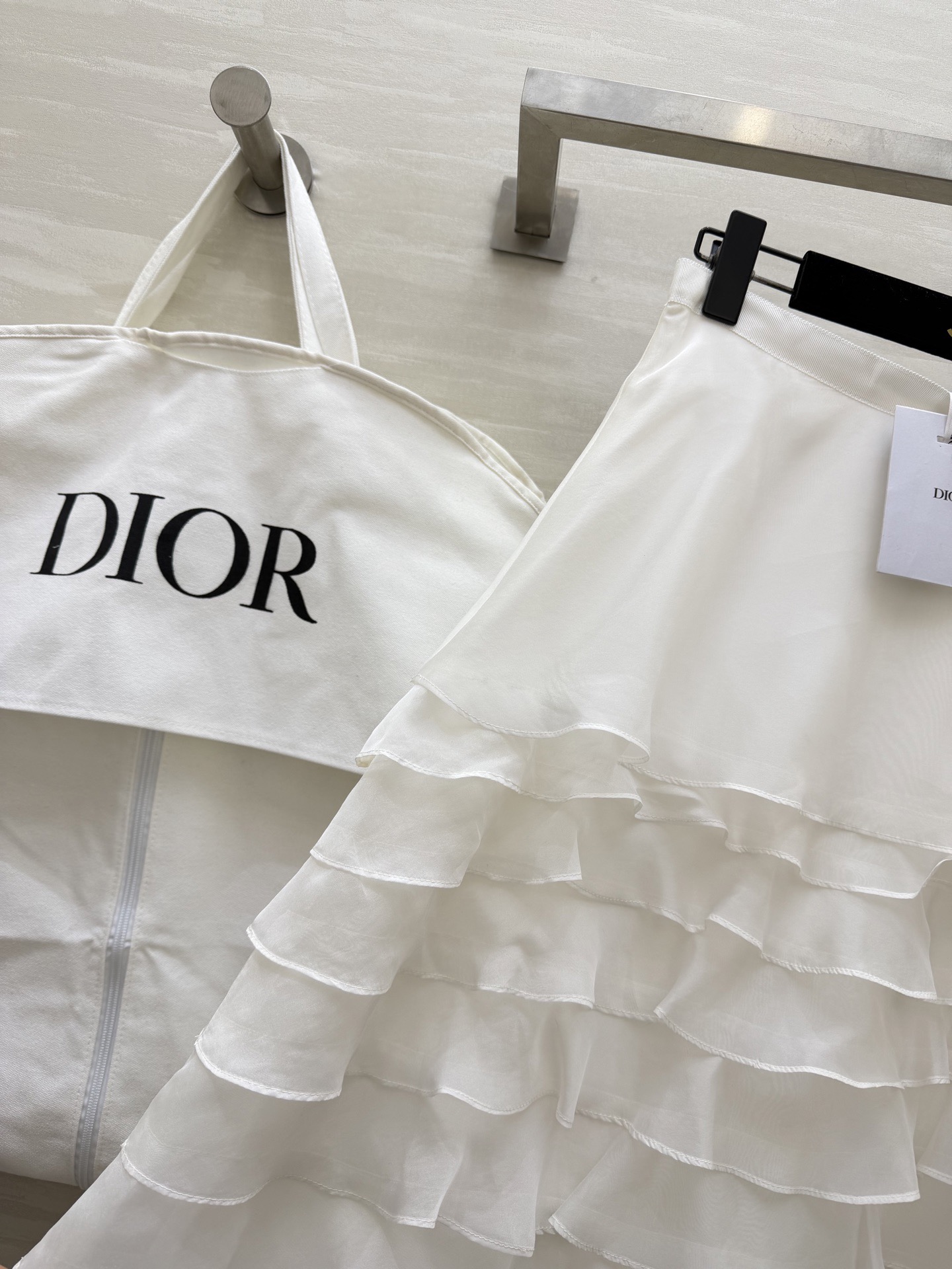 #Dio♡²⁶早春新款 真丝欧根纱蛋糕裙 采用多层荷叶边设计轻盈飘逸 法式优雅感满满✨ 真丝欧根纱面料自