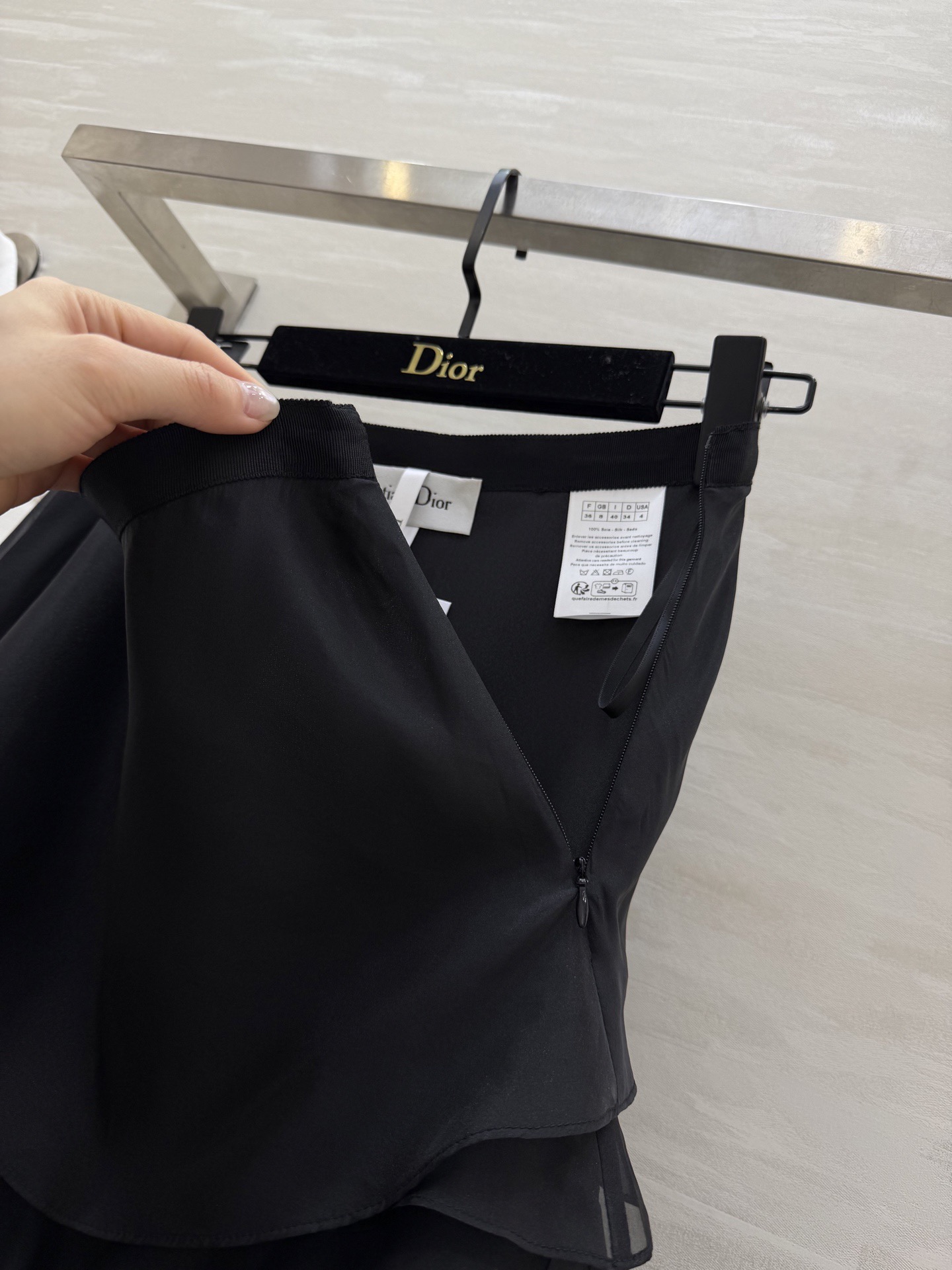 #Dio♡²⁶早春新款 真丝欧根纱蛋糕裙 采用多层荷叶边设计轻盈飘逸 法式优雅感满满✨ 真丝欧根纱面料自