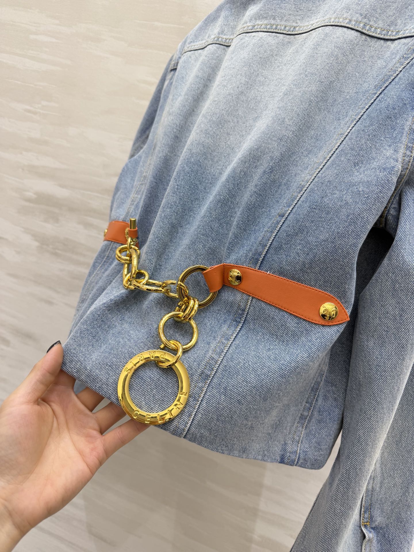 ✨Celin♡²⁶圆领牛仔外套 法式松弛感天花板 经典水洗蓝牛仔 做旧磨白质感自带复古滤镜 圆领+金属金