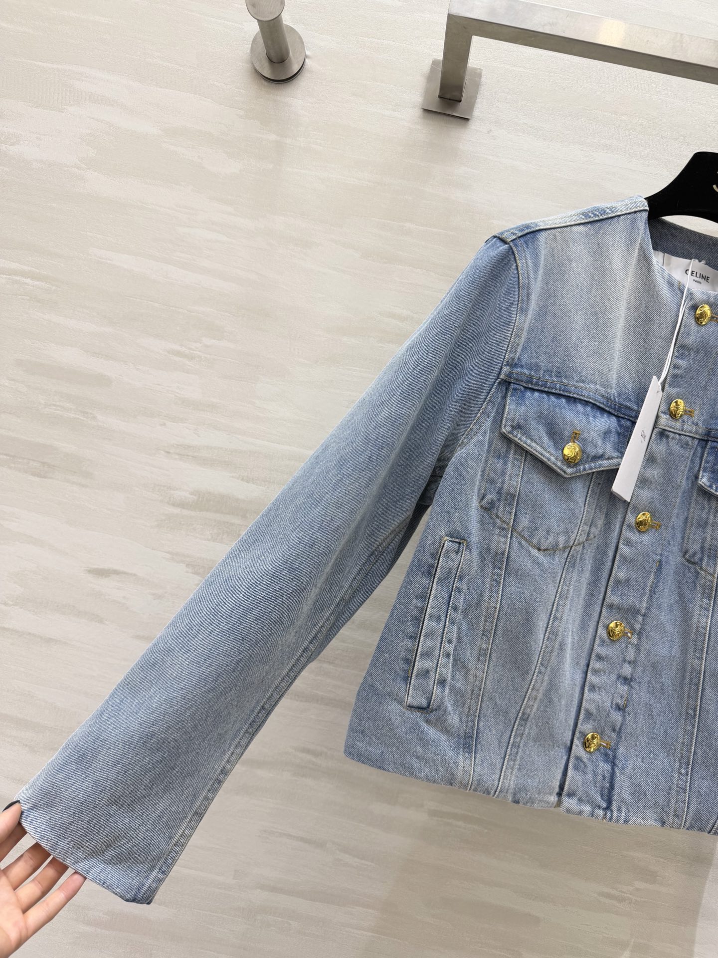 ✨Celin♡²⁶圆领牛仔外套 法式松弛感天花板 经典水洗蓝牛仔 做旧磨白质感自带复古滤镜 圆领+金属金