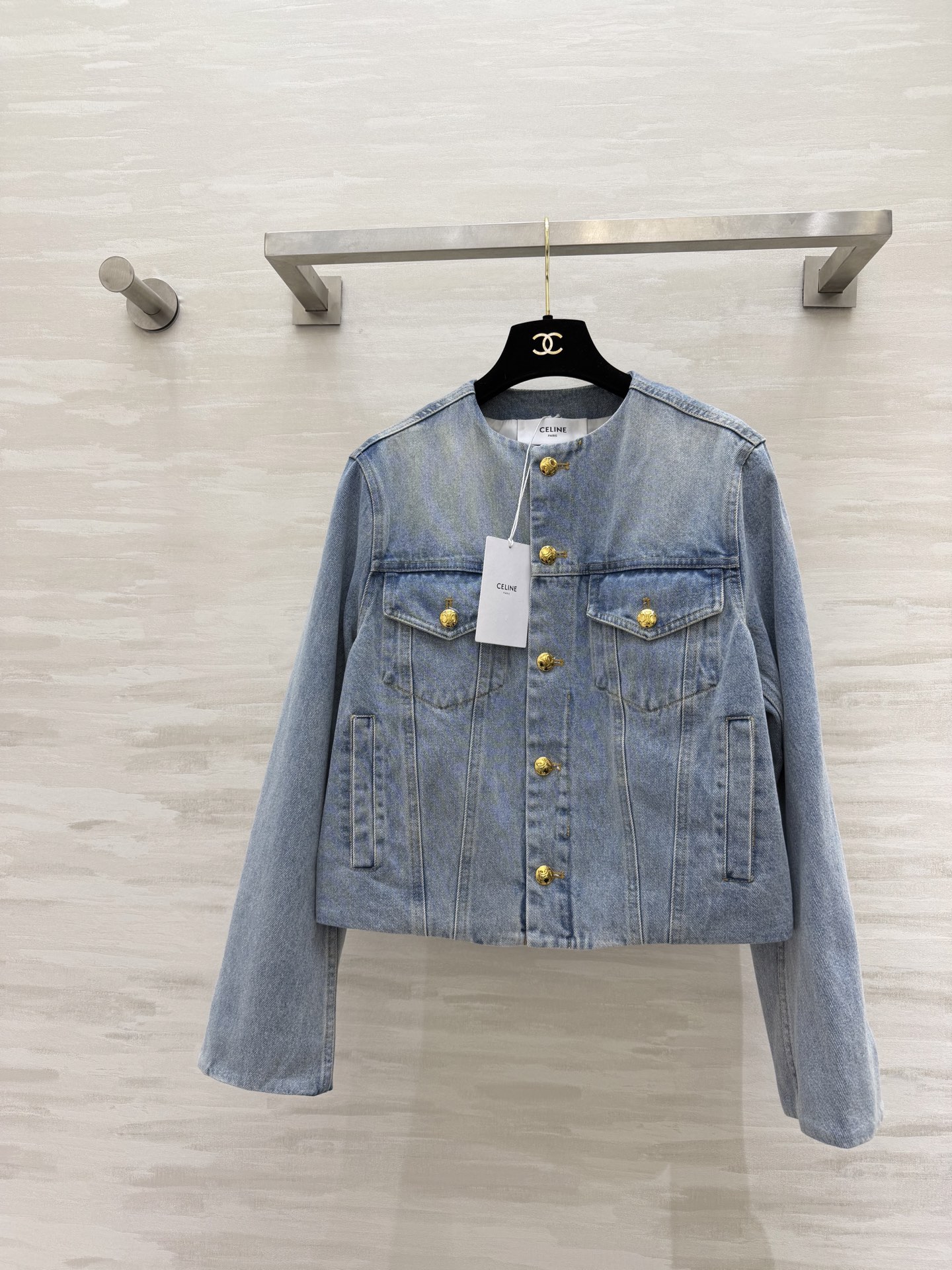 ✨Celin♡²⁶圆领牛仔外套 法式松弛感天花板 经典水洗蓝牛仔 做旧磨白质感自带复古滤镜 圆领+金属金