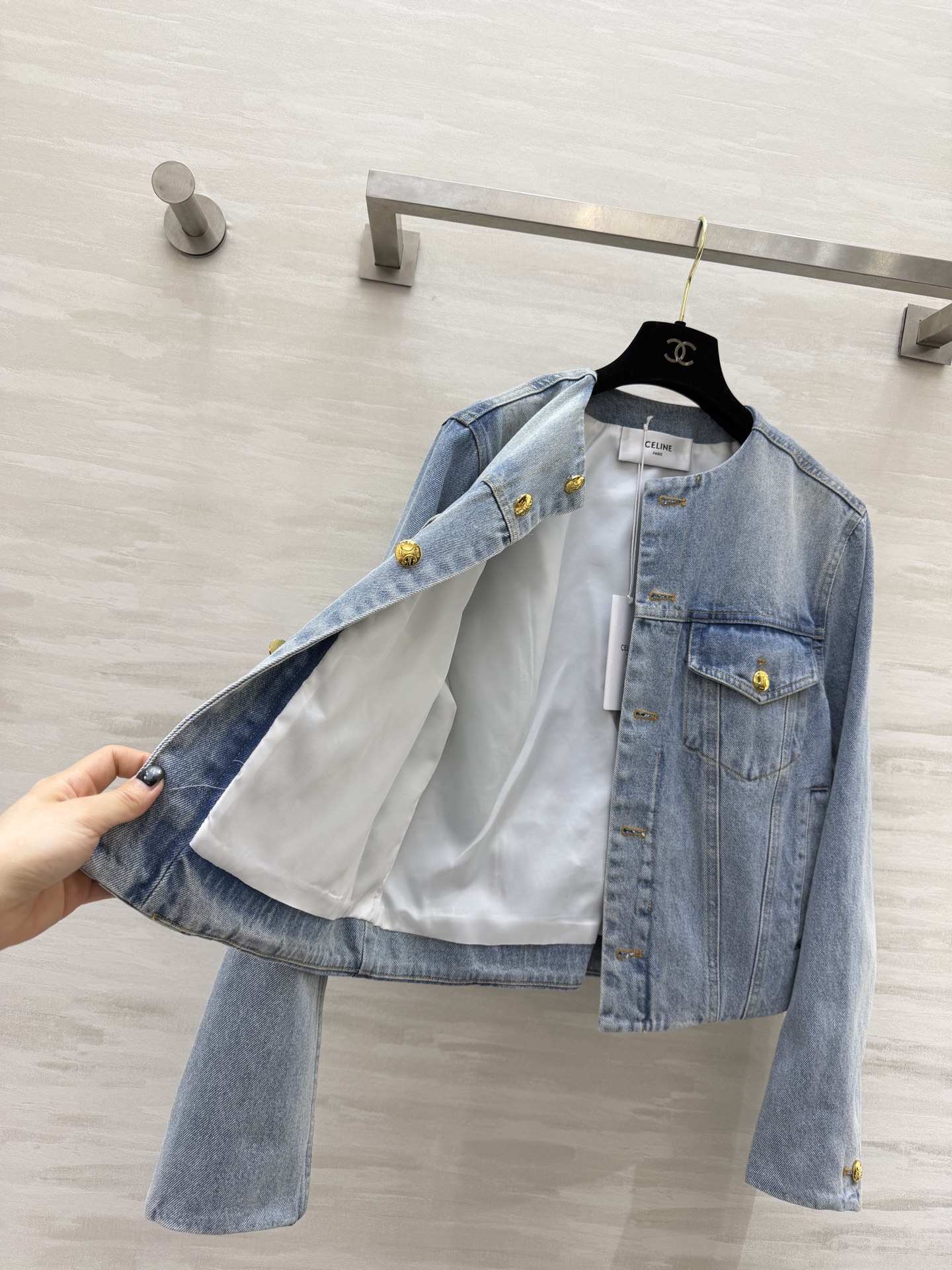 ✨Celin♡²⁶圆领牛仔外套 法式松弛感天花板 经典水洗蓝牛仔 做旧磨白质感自带复古滤镜 圆领+金属金