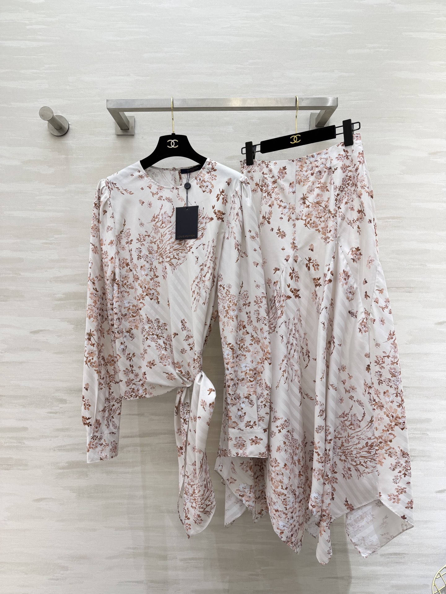 #Lvvv花卉套装｜法式优雅的天花板奶杏底色+复古花卉印花，温柔又显贵缎面面料自带柔光，垂感超绝上衣圆领