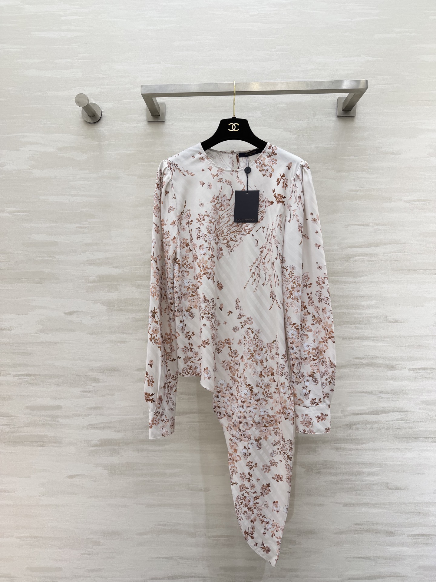 #Lvvv花卉套装｜法式优雅的天花板奶杏底色+复古花卉印花，温柔又显贵缎面面料自带柔光，垂感超绝上衣圆领