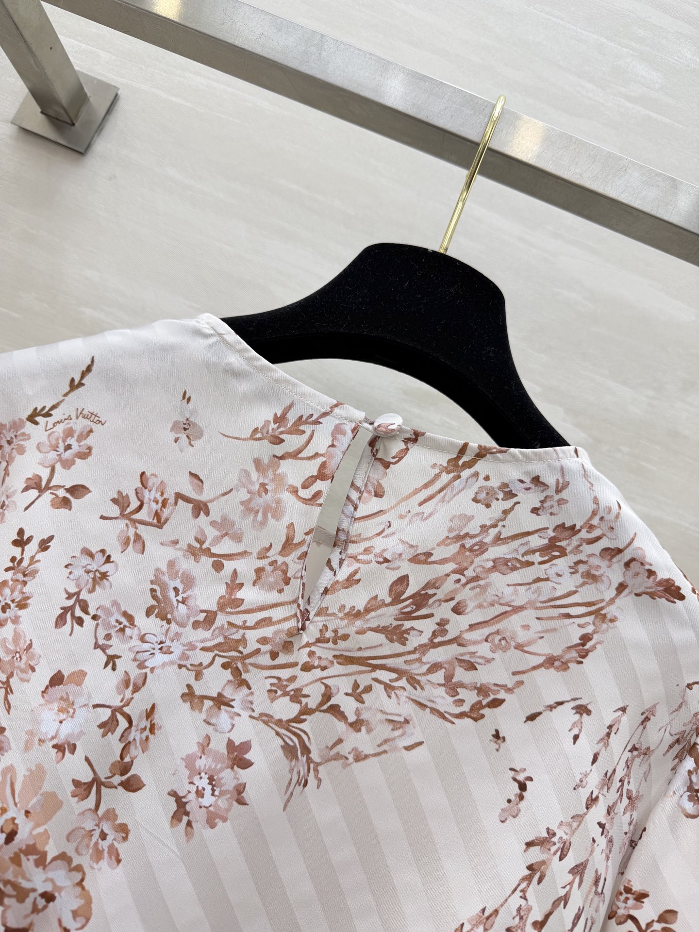 #Lvvv花卉套装｜法式优雅的天花板奶杏底色+复古花卉印花，温柔又显贵缎面面料自带柔光，垂感超绝上衣圆领