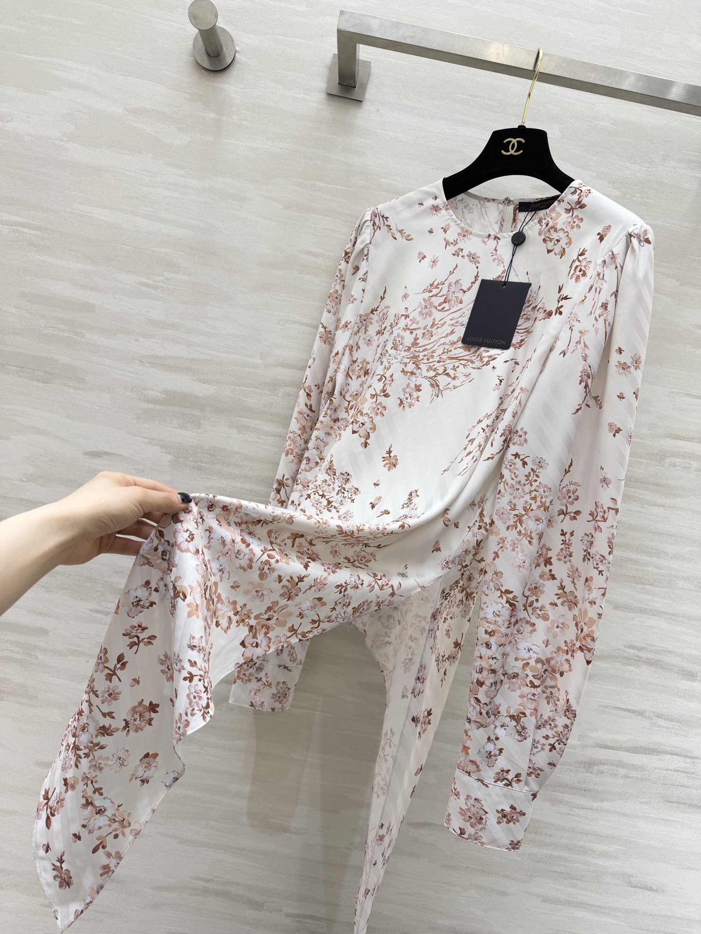 #Lvvv花卉套装｜法式优雅的天花板奶杏底色+复古花卉印花，温柔又显贵缎面面料自带柔光，垂感超绝上衣圆领