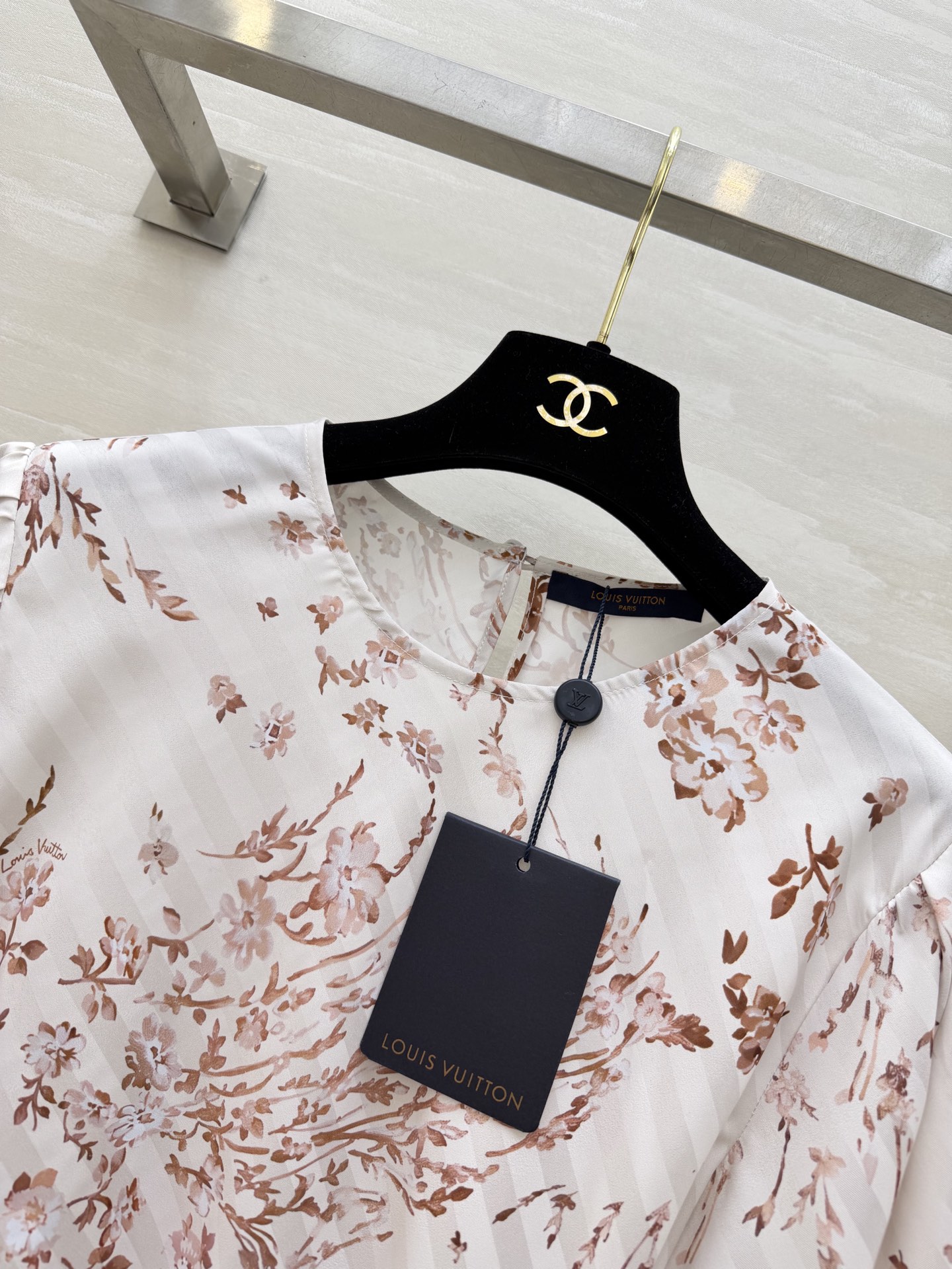 #Lvvv花卉套装｜法式优雅的天花板奶杏底色+复古花卉印花，温柔又显贵缎面面料自带柔光，垂感超绝上衣圆领