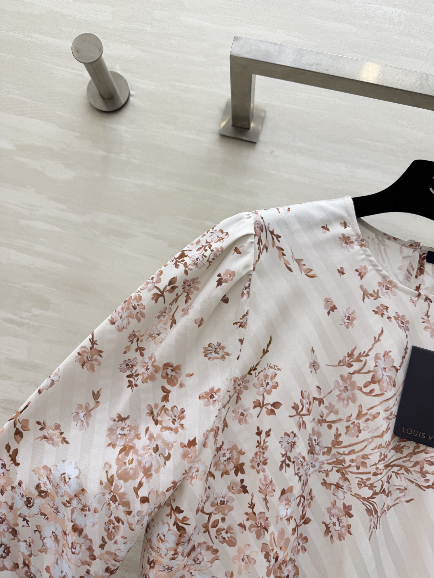 #Lvvv花卉套装｜法式优雅的天花板奶杏底色+复古花卉印花，温柔又显贵缎面面料自带柔光，垂感超绝上衣圆领