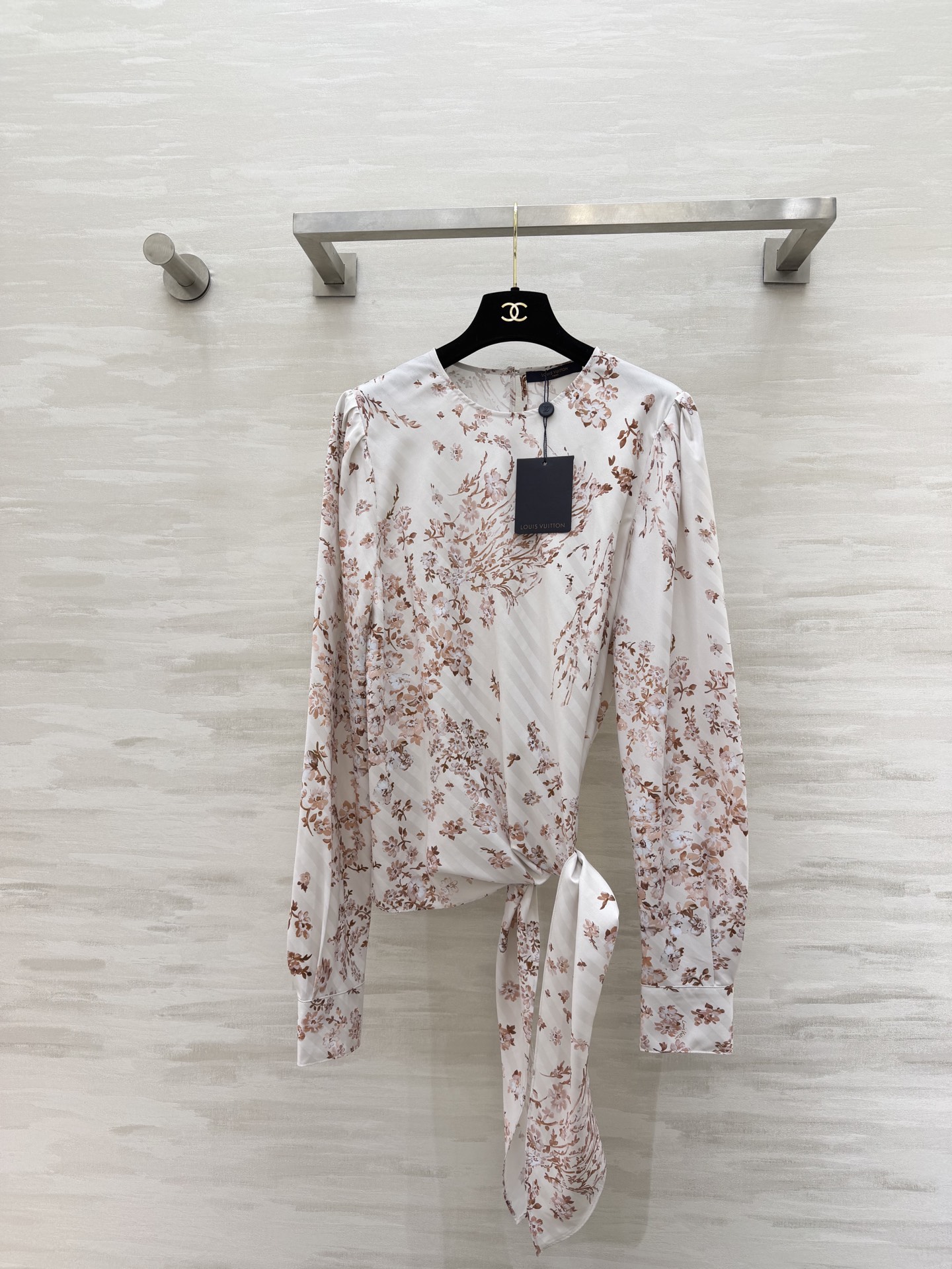 #Lvvv花卉套装｜法式优雅的天花板奶杏底色+复古花卉印花，温柔又显贵缎面面料自带柔光，垂感超绝上衣圆领