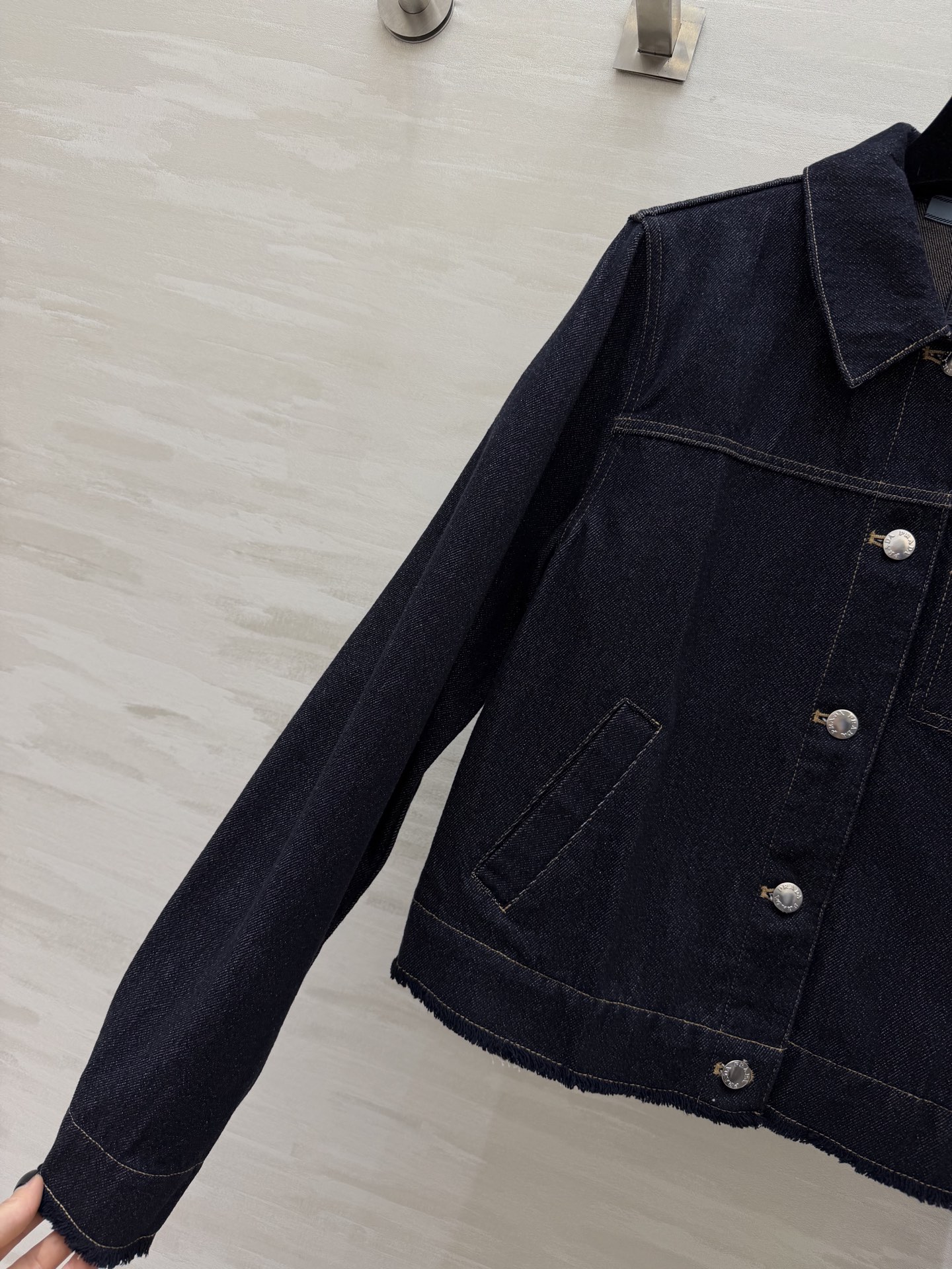 #Prad♡²⁶牛仔外套｜把极简酷感穿在身上深牛仔蓝自带复古滤镜，质感拉满翻领+明线设计，简约又有辨识度