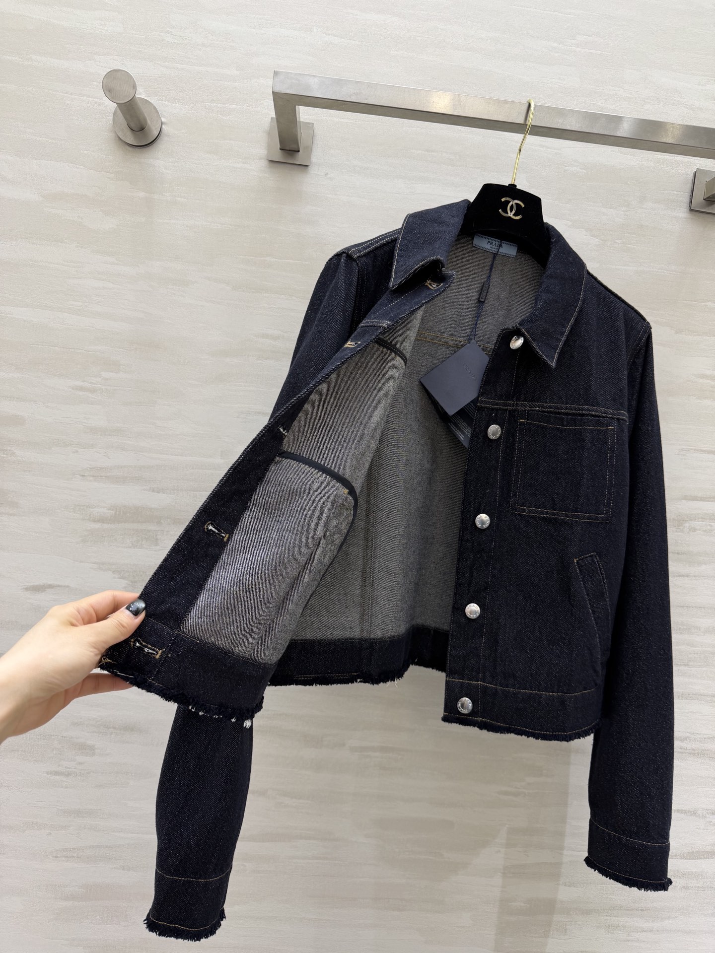 #Prad♡²⁶牛仔外套｜把极简酷感穿在身上深牛仔蓝自带复古滤镜，质感拉满翻领+明线设计，简约又有辨识度