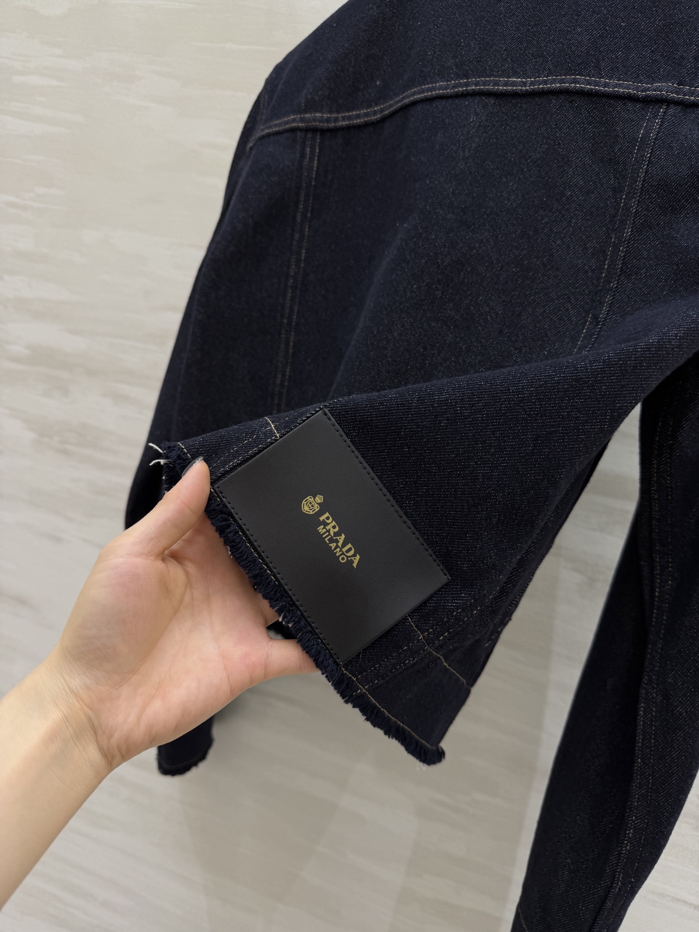 #Prad♡²⁶牛仔外套｜把极简酷感穿在身上深牛仔蓝自带复古滤镜，质感拉满翻领+明线设计，简约又有辨识度